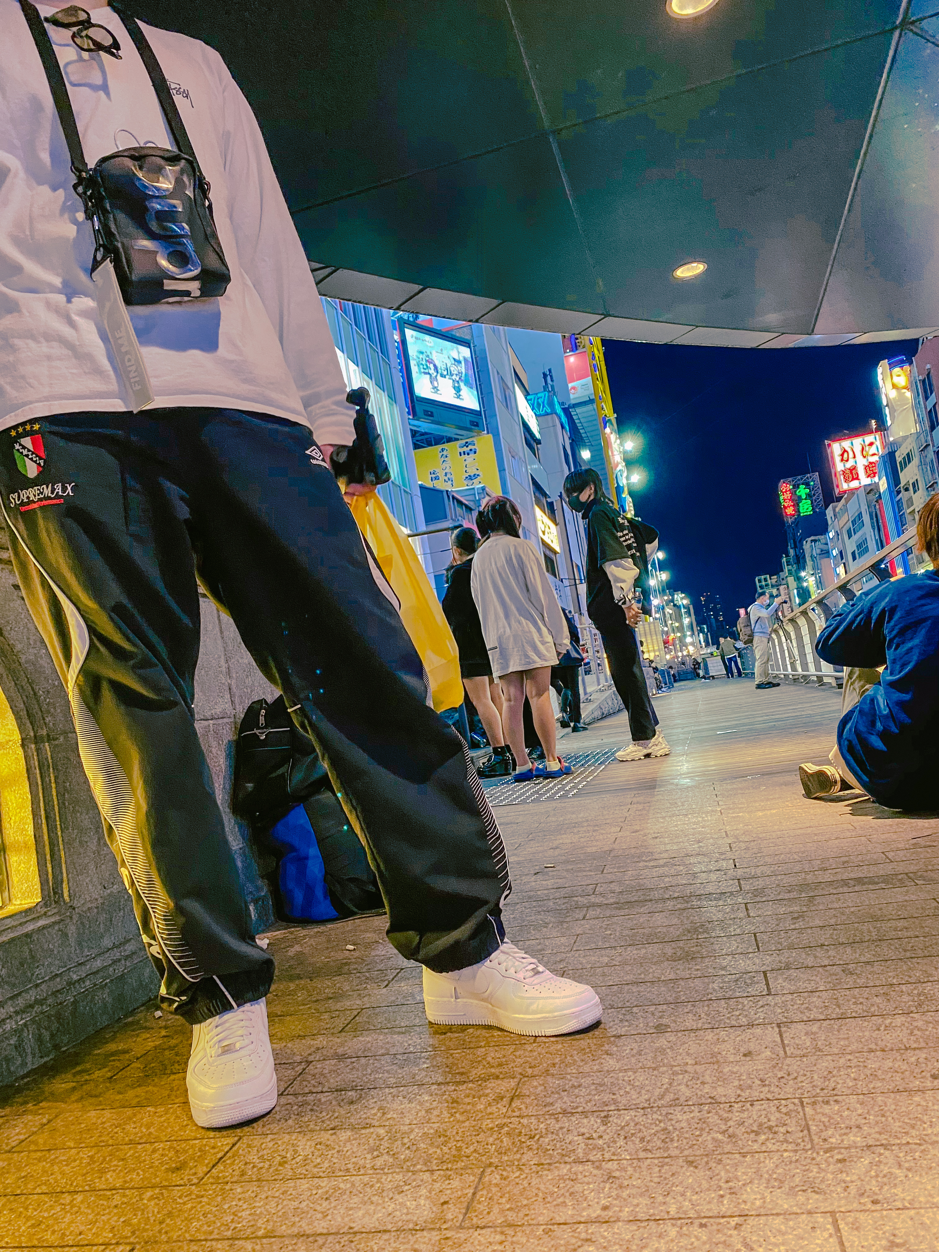 Supreme x Umbro Track Pants Black - 22SS, Supreme Neck Pouch Black - 21SS 착용 스타일 - 7