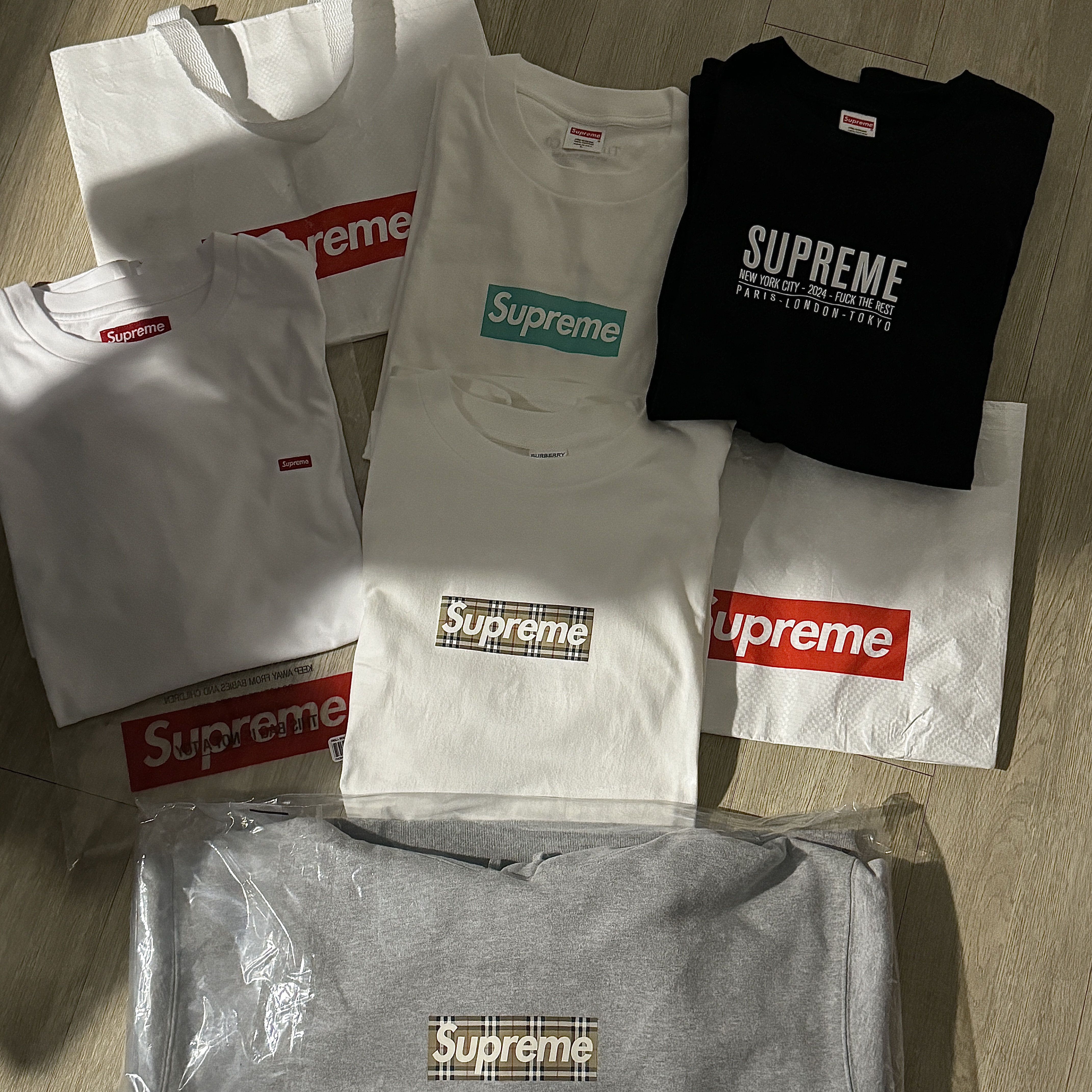 Supreme Small Box T-Shirt White - 24SS, Supreme x Burberry Box Logo T-Shirt White - 22SS 착용 스타일