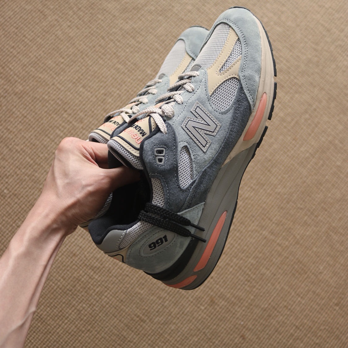 New Balance 991v2 Made in UK Blue Silver 착용 스타일 - 1