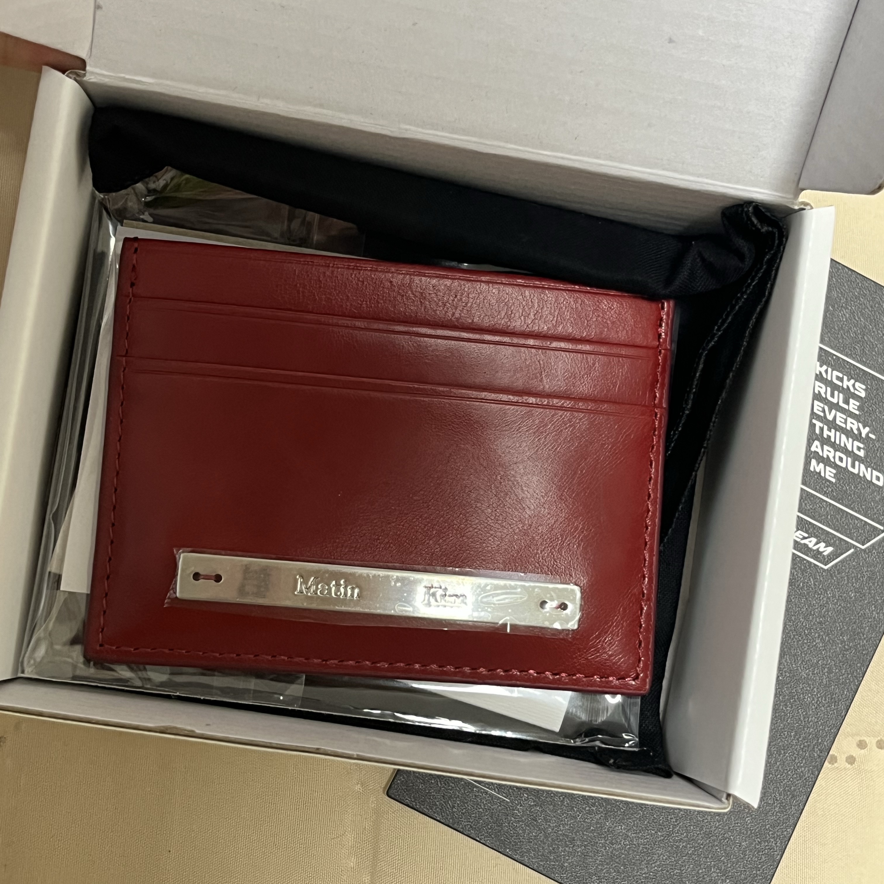 Matin Kim Vintage Card Wallet Red 착용 스타일 - 3