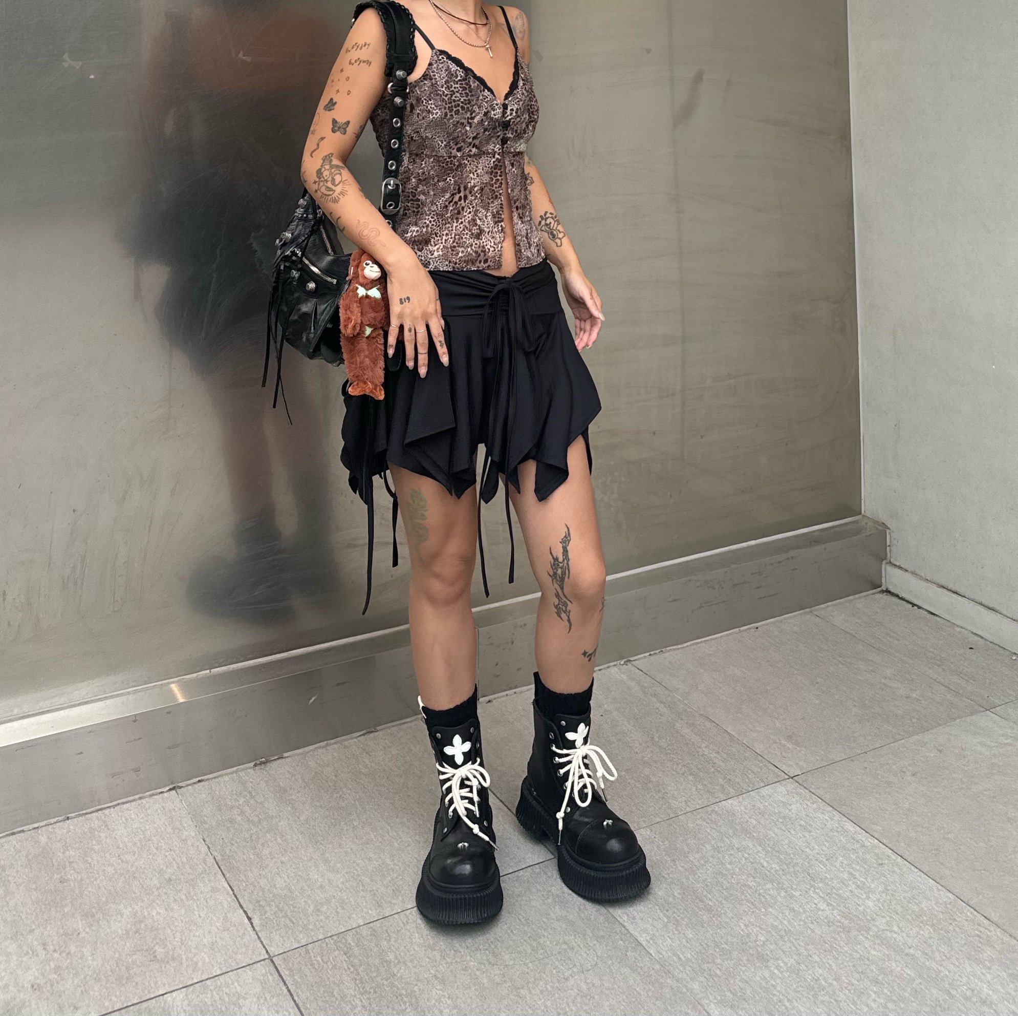 (W) SMFK Compass Classic Desert Boots Black, Balenciaga Le Cagole Small Shoulder Bag Black 착용 스타일 - 2