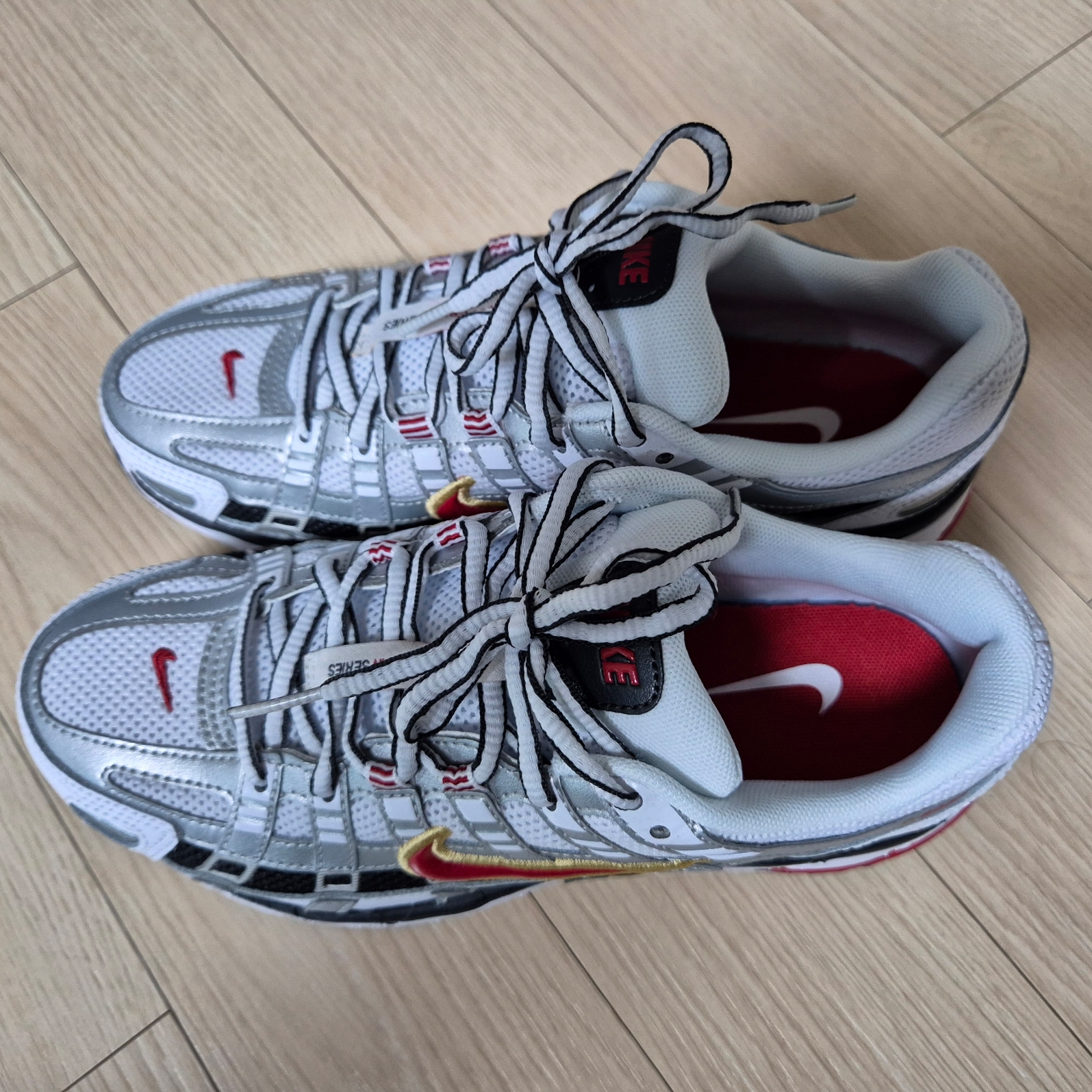 (W) Nike P-6000 Metallic Silver Red 착용 스타일 - 1