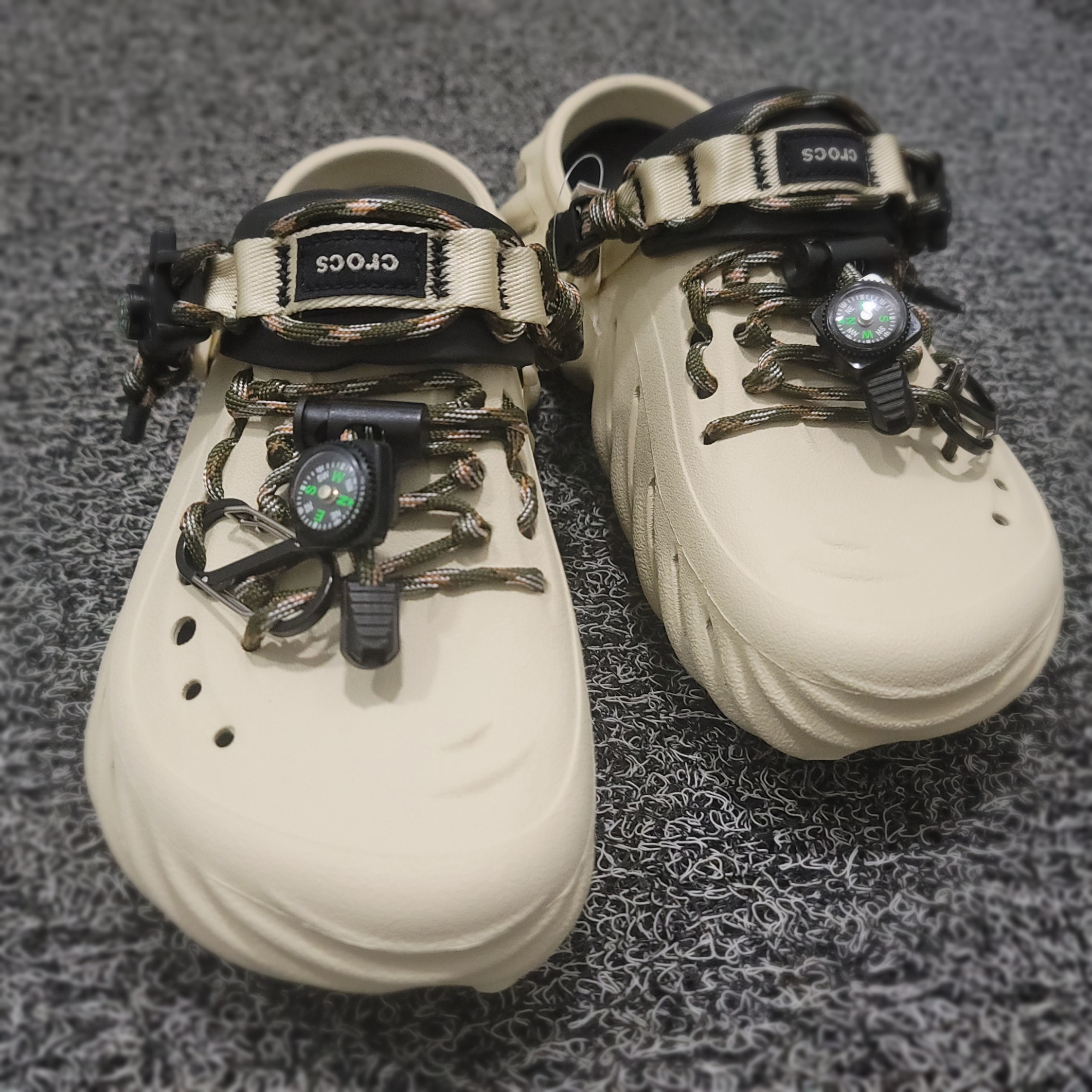 Crocs Echo Clog Bone Black 착용 스타일