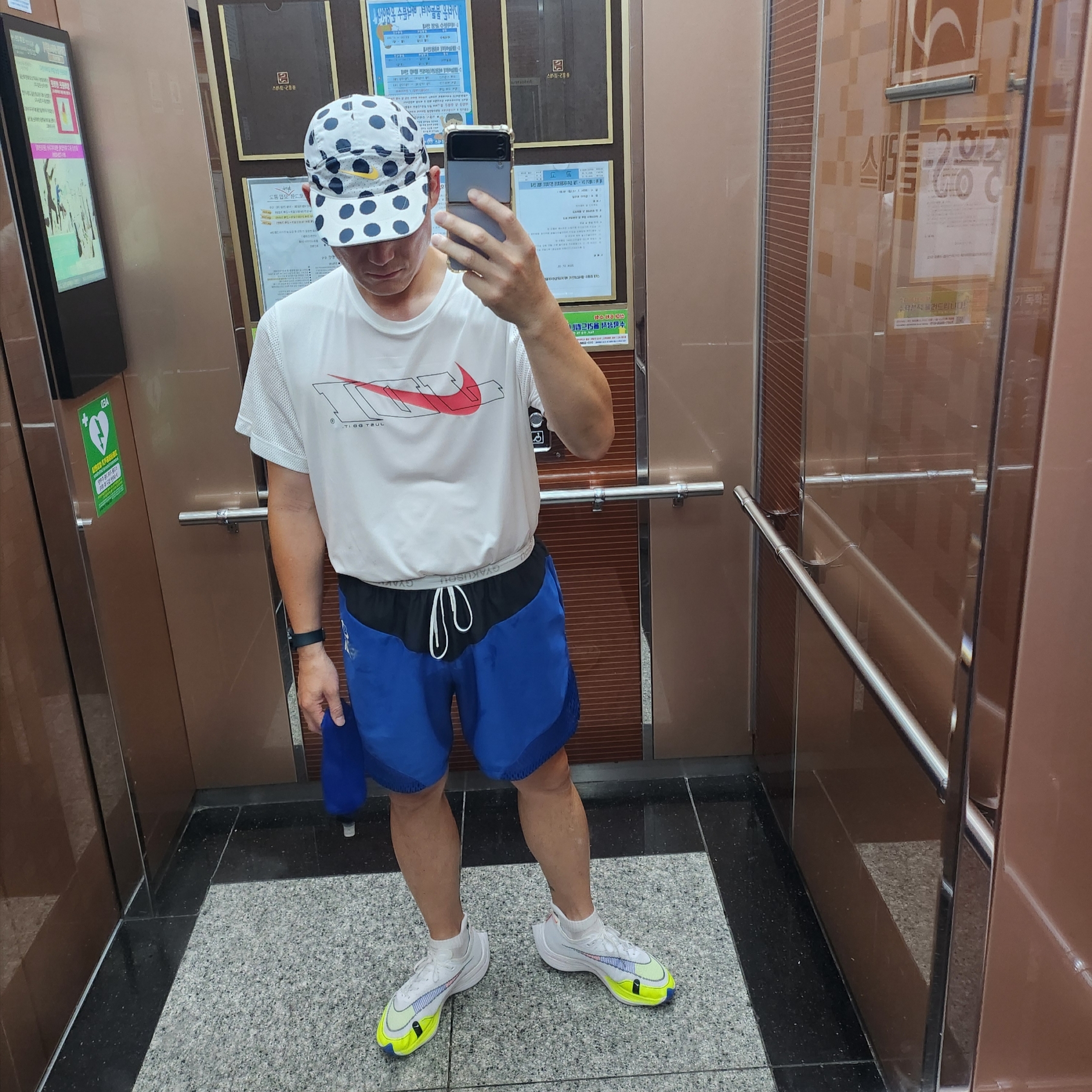 Nike ZoomX Vaporfly Next% 2 White Volt 착용 스타일 - 1