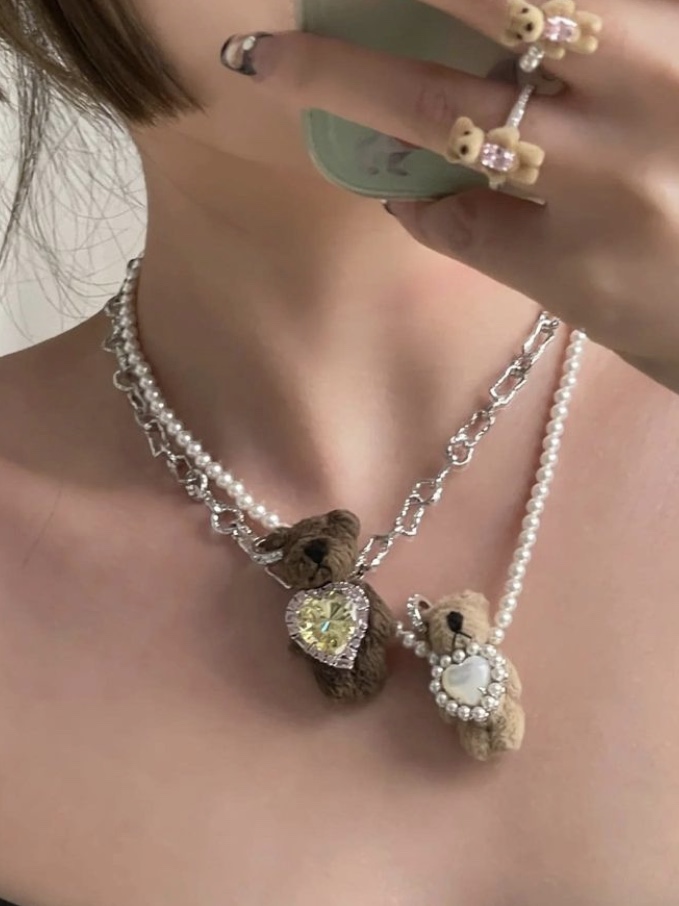 Yvmin Furry Bear Pearl Necklace Brown - 24FW, Yvmin Mini Flocked Bear Pearl Ring Pink - 24FW 착용 스타일 - 2