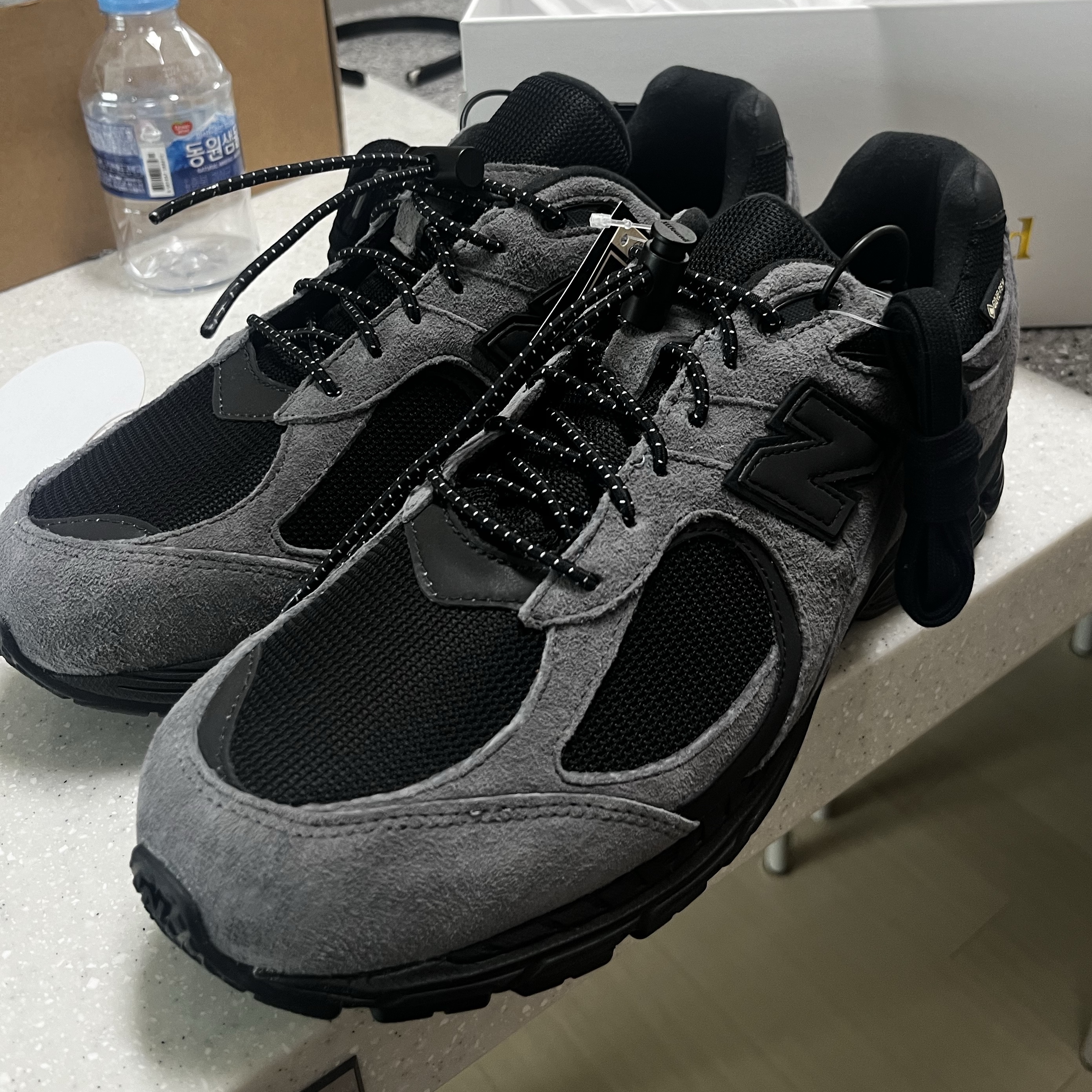 New Balance x JJJJound 2002R Gore-Tex Charcoal 착용 스타일 - 1