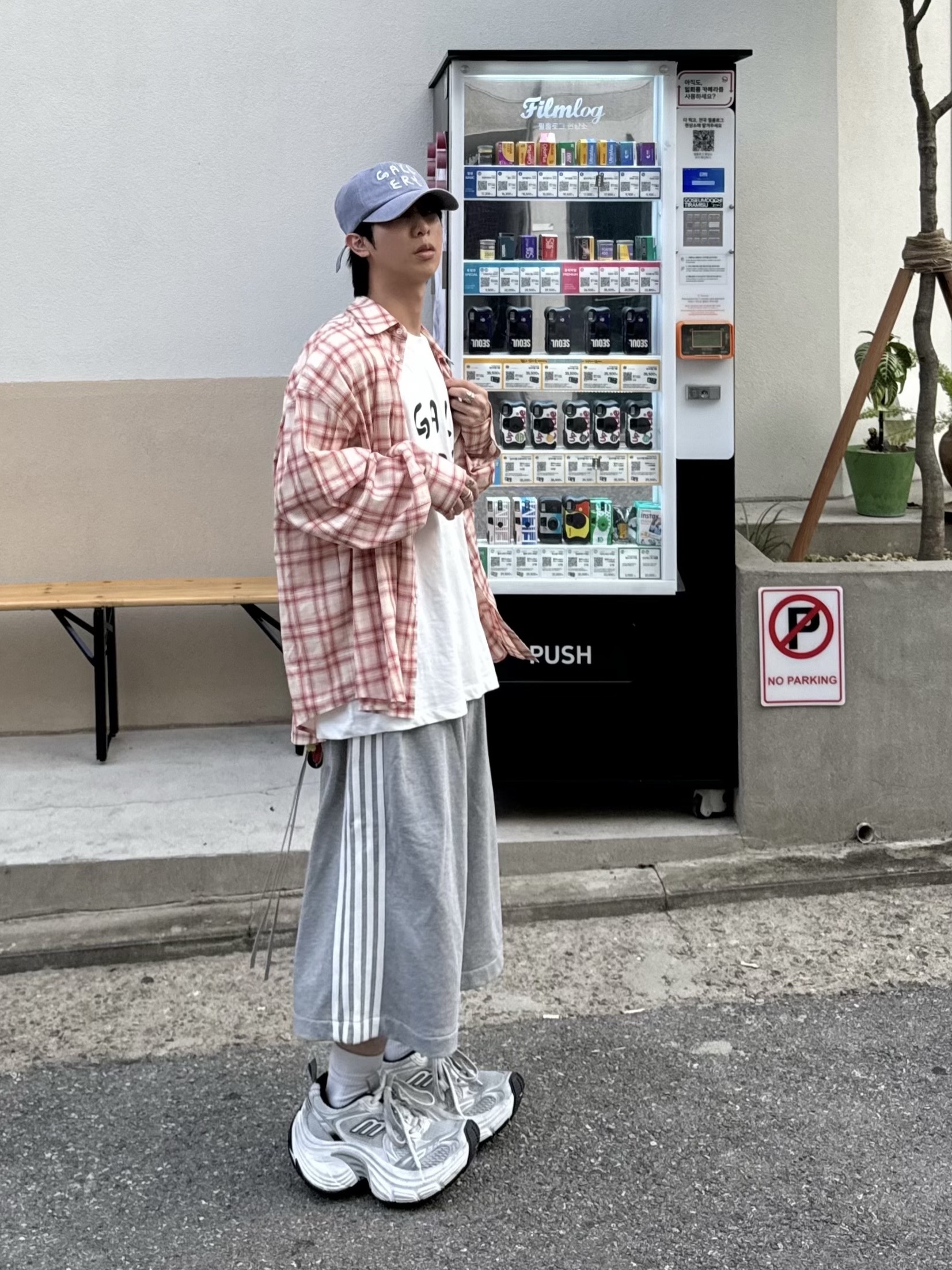 MJD Oversized Check Shirt Pink, Balenciaga 10XL Sneakers White Grey Silver Black 착용 스타일 - 1