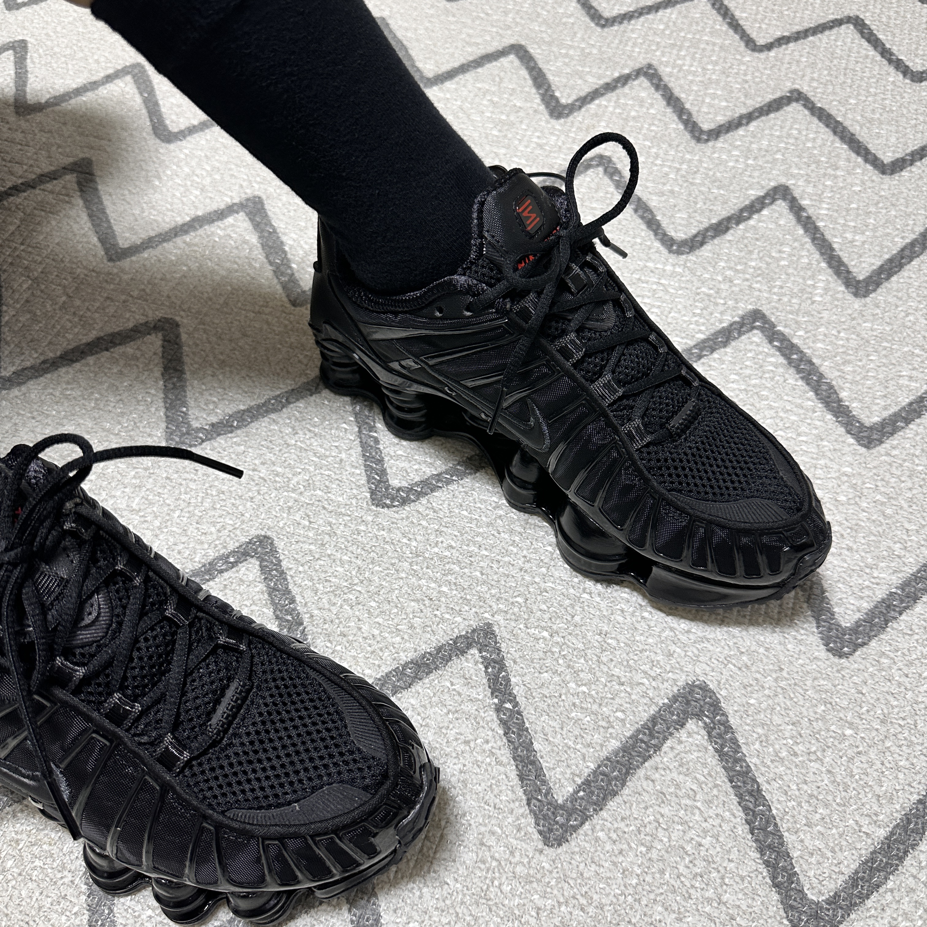 (W) Nike Shox TL Black and Max Orange 착용 스타일
