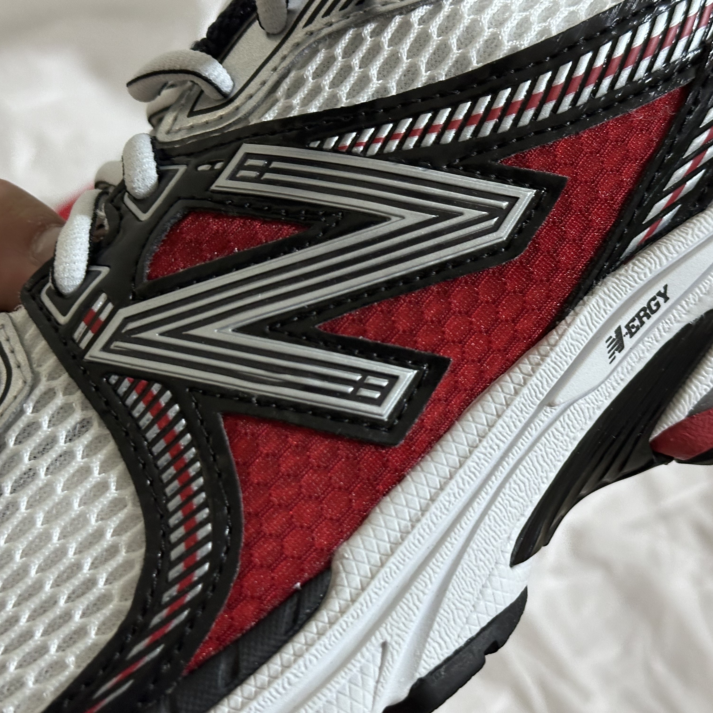 New Balance 860v2 White Red 착용 스타일 - 2