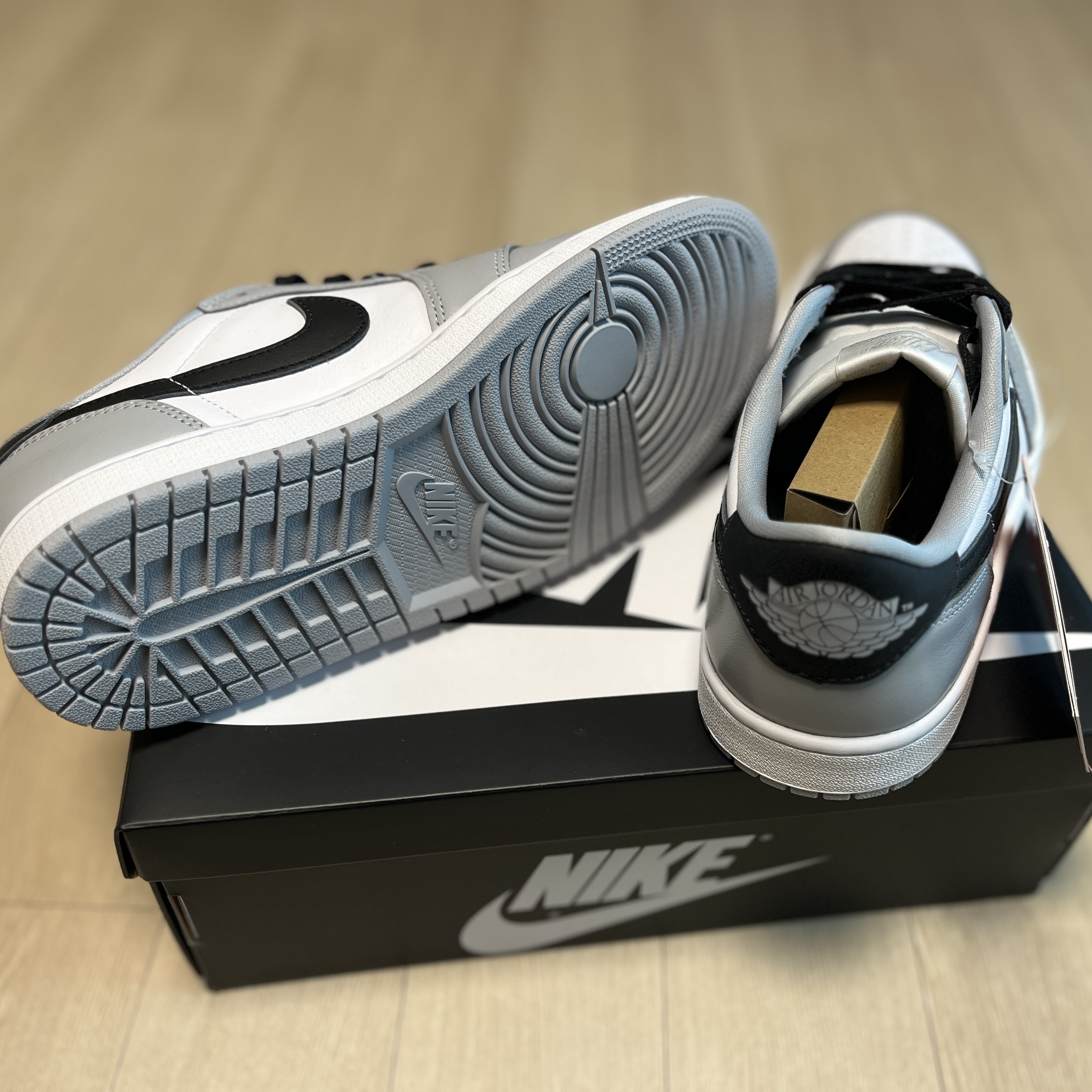 Jordan 1 Retro Low OG Wolf Grey and White 착용 스타일 - 2