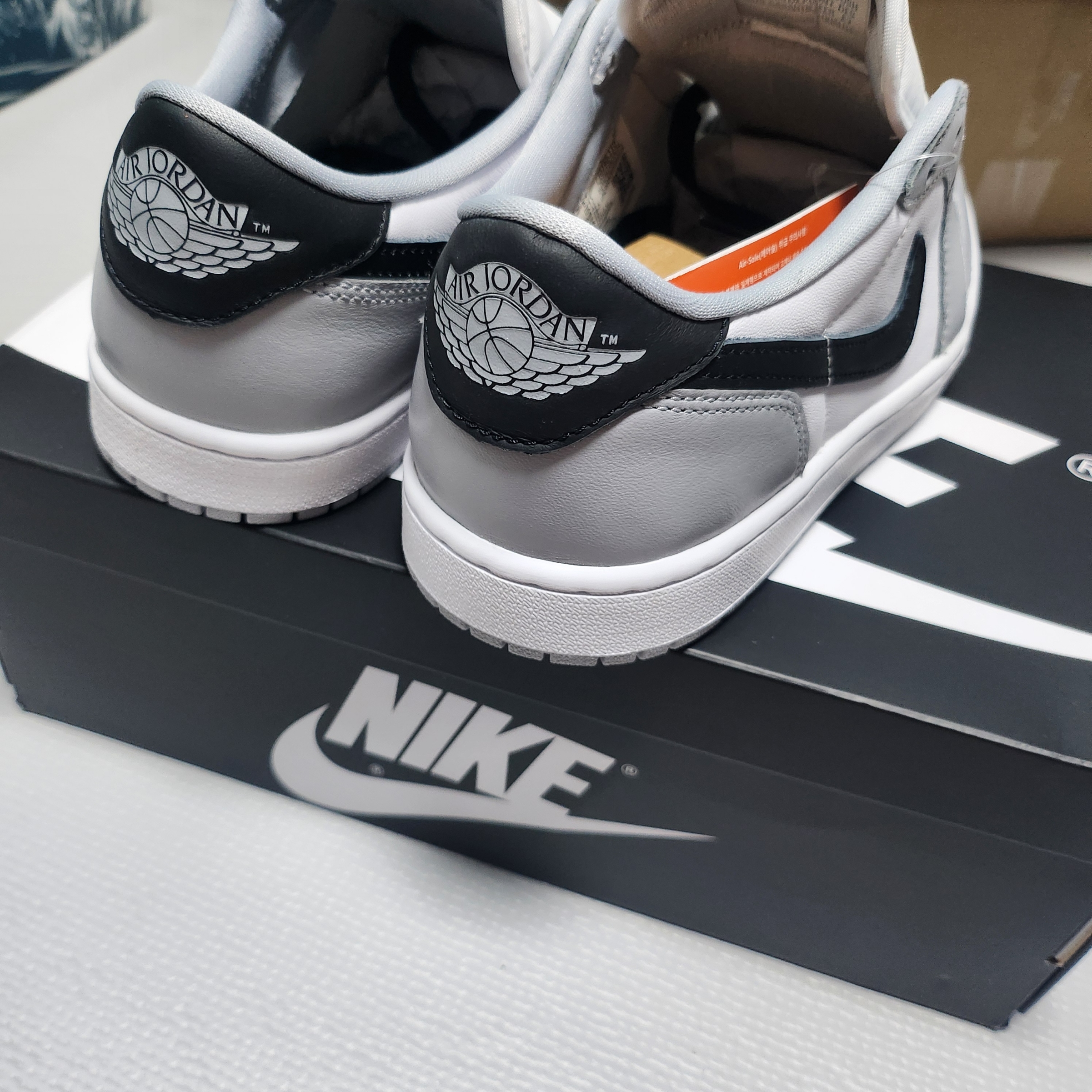 Jordan 1 Retro Low OG Wolf Grey and White 착용 스타일 - 2
