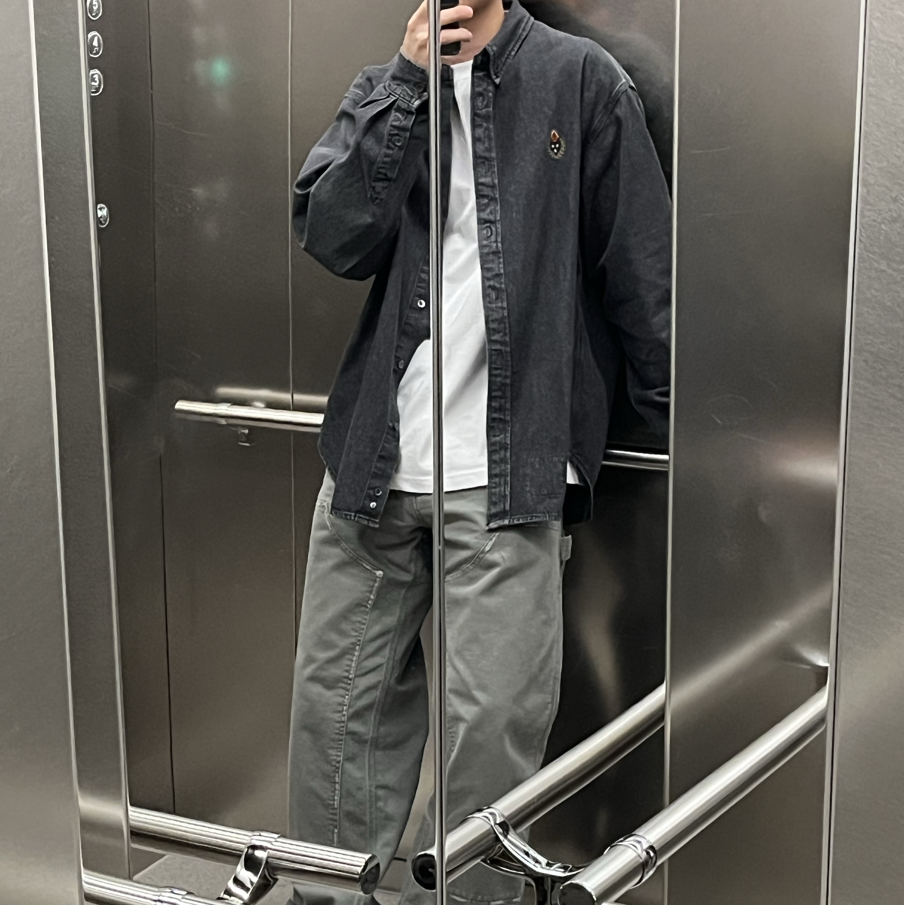 Heritage Floss Crest Denim Shirt Black 착용 스타일