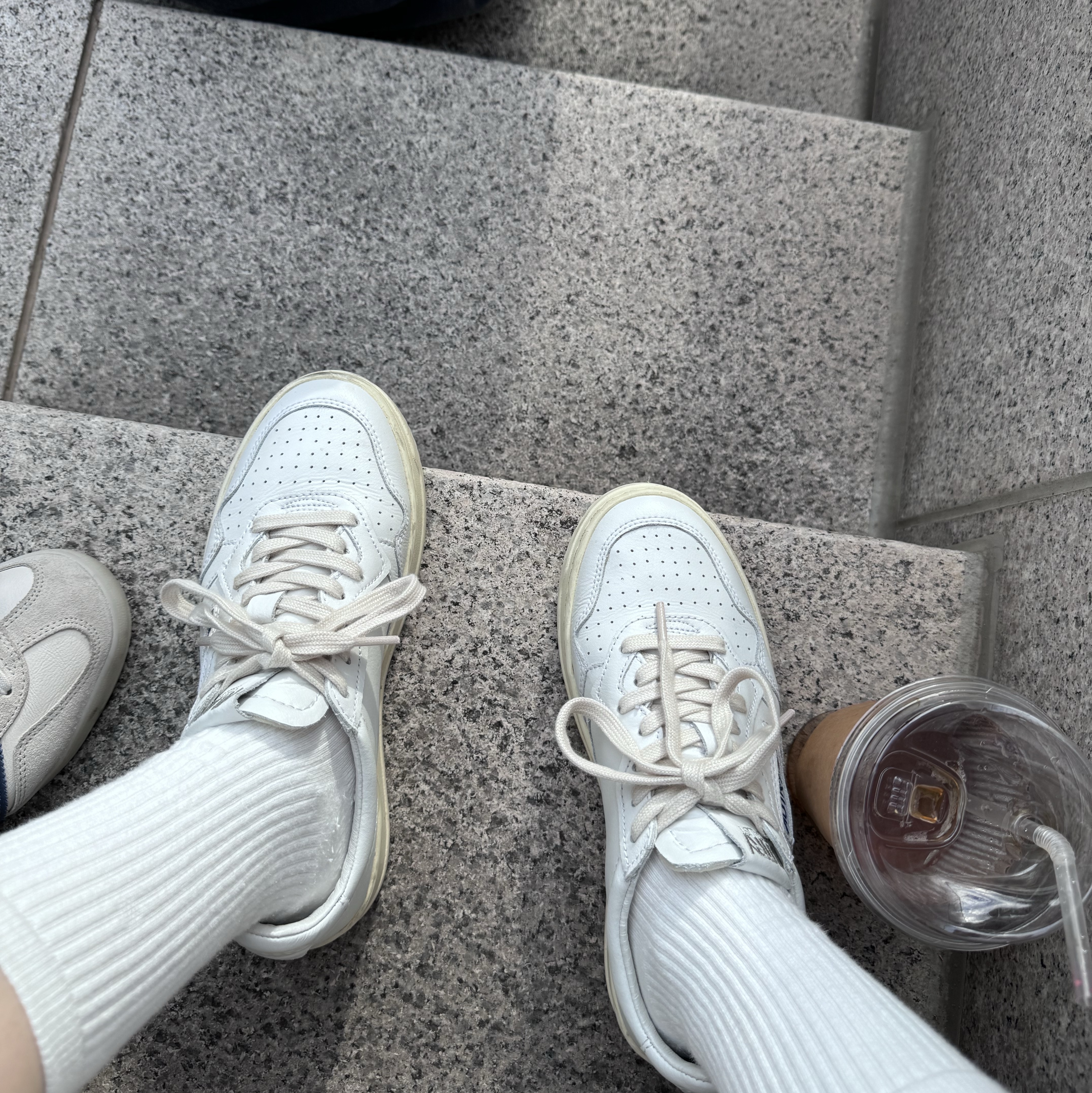 (W) Autry Medalist Low Leather Sneakers White 착용 스타일