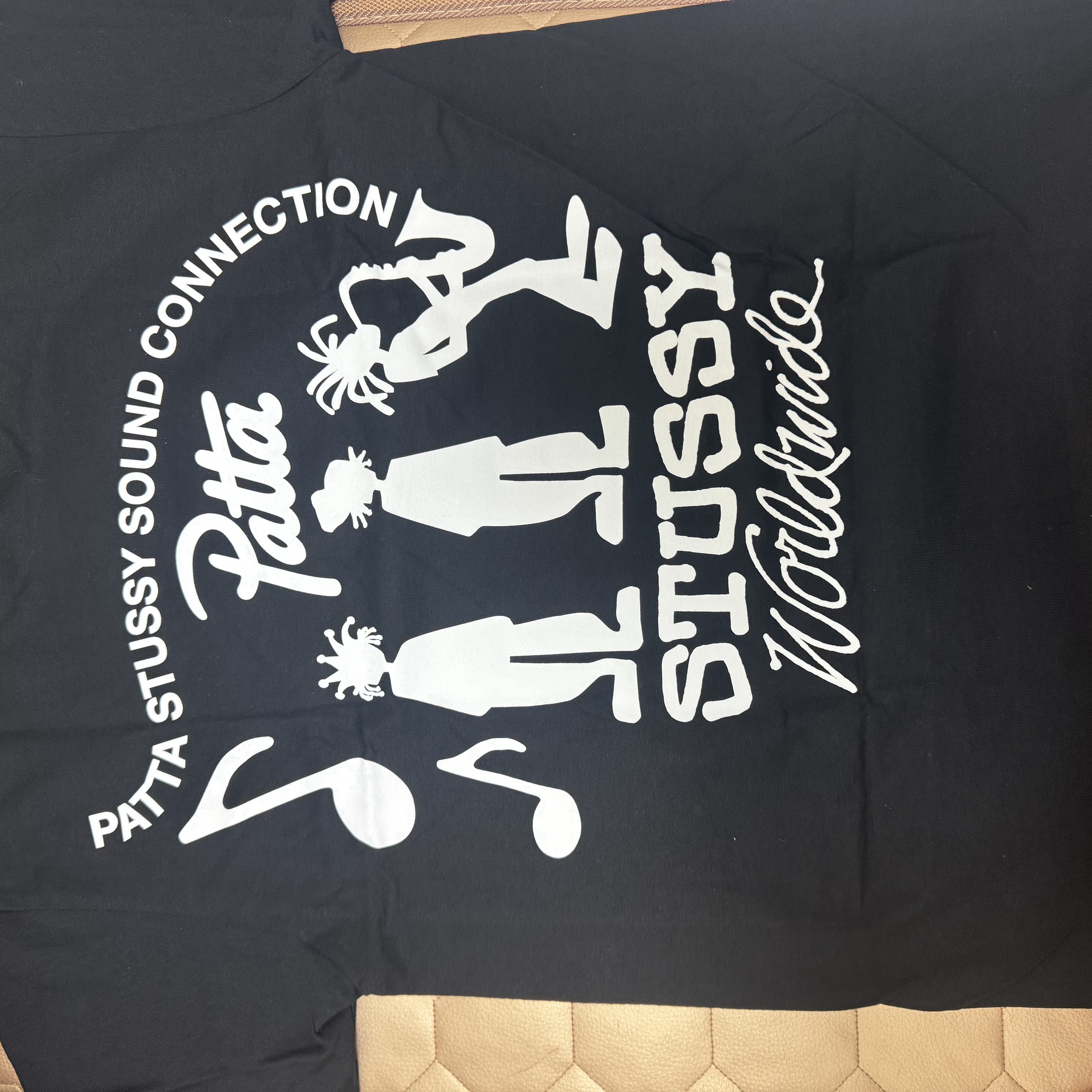 Stussy x Patta Sound Connection T-Shirt Black 착용 스타일 - 1