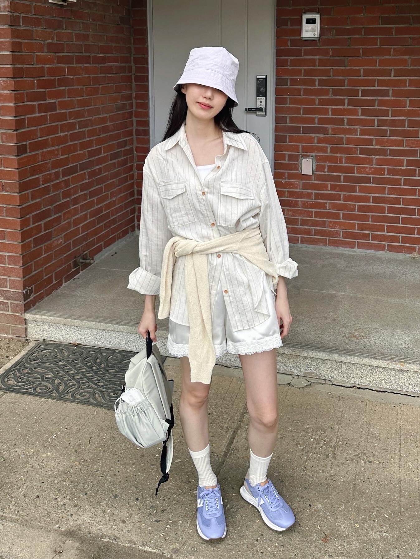ACOC Gathered Mini Backpack Beige 착용 스타일 - 2