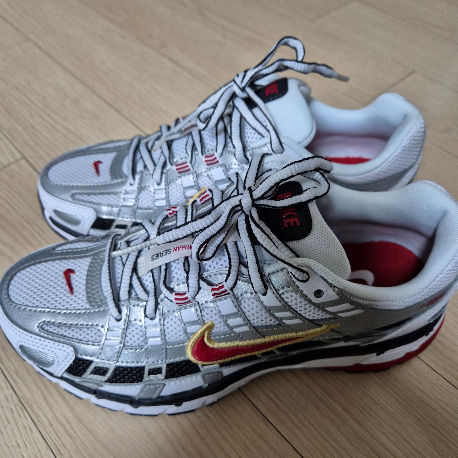 (W) Nike P-6000 Metallic Silver Red 착용 스타일 - 3