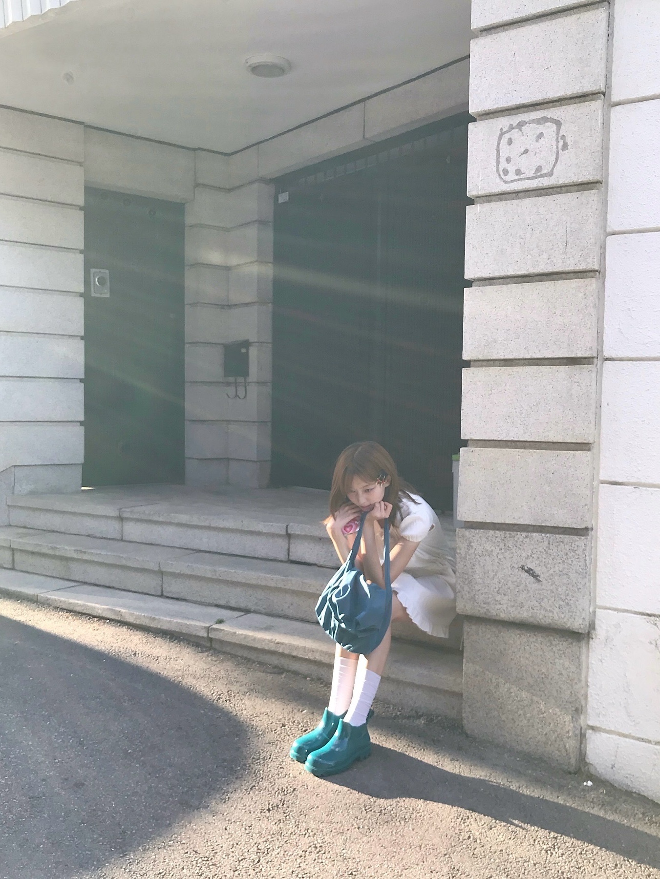 ACOC Blooming Hobo Bag Deeb Blue 착용 스타일 - 4