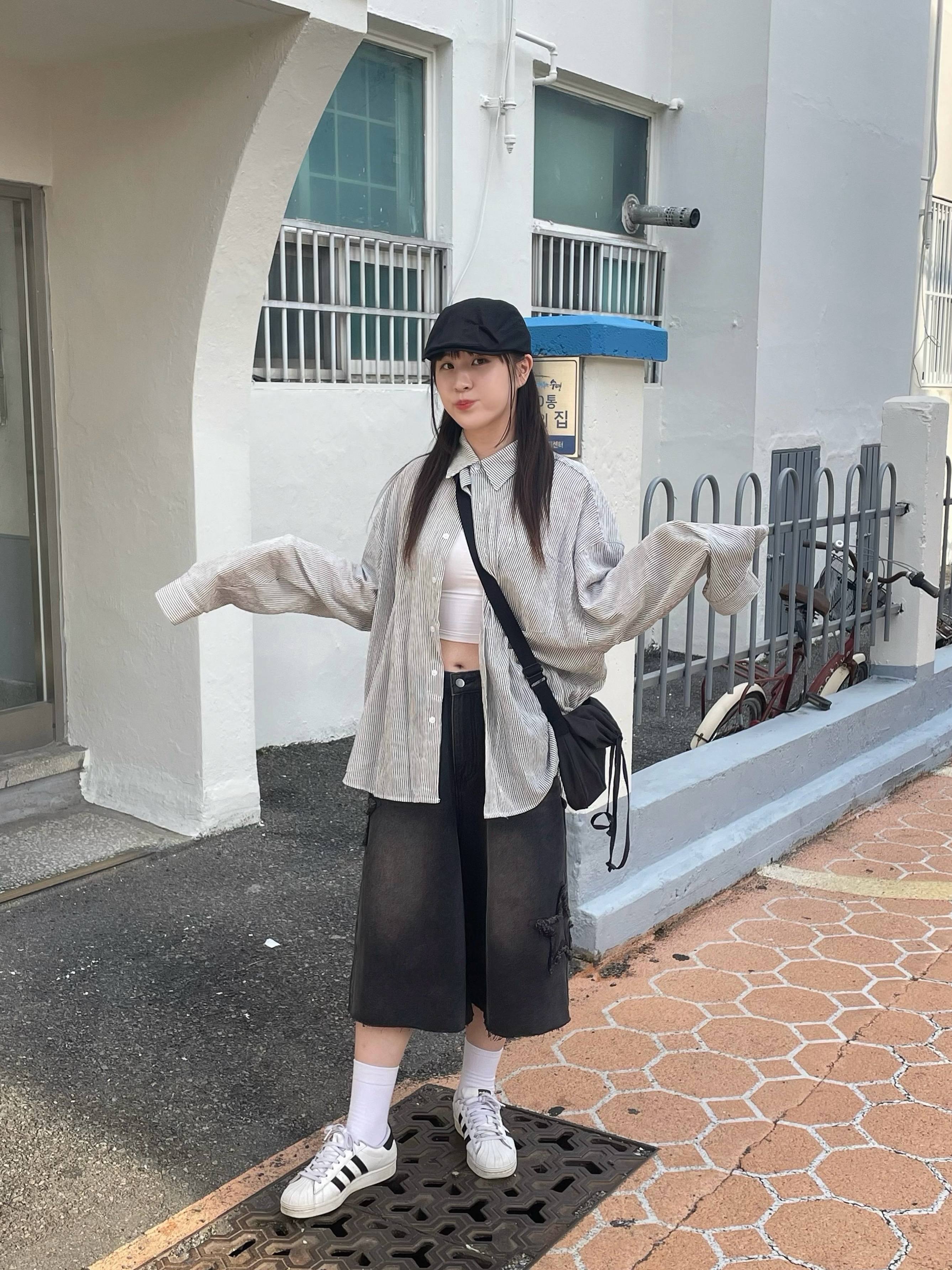Adidas Superstar White Black, Uniqlo U Drawstring Shoulder Bag Black 착용 스타일 - 1
