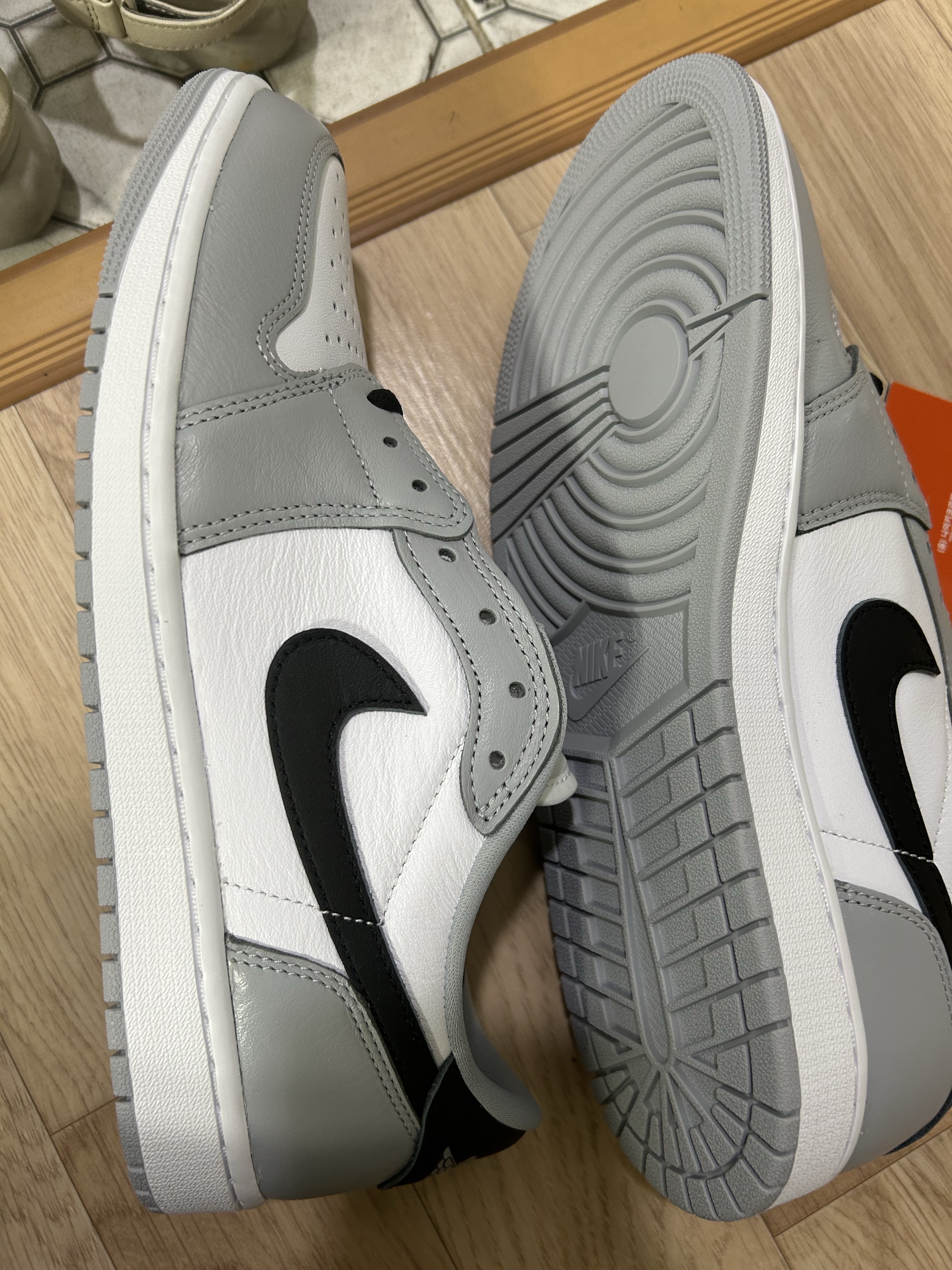 Jordan 1 Retro Low OG Wolf Grey and White 착용 스타일