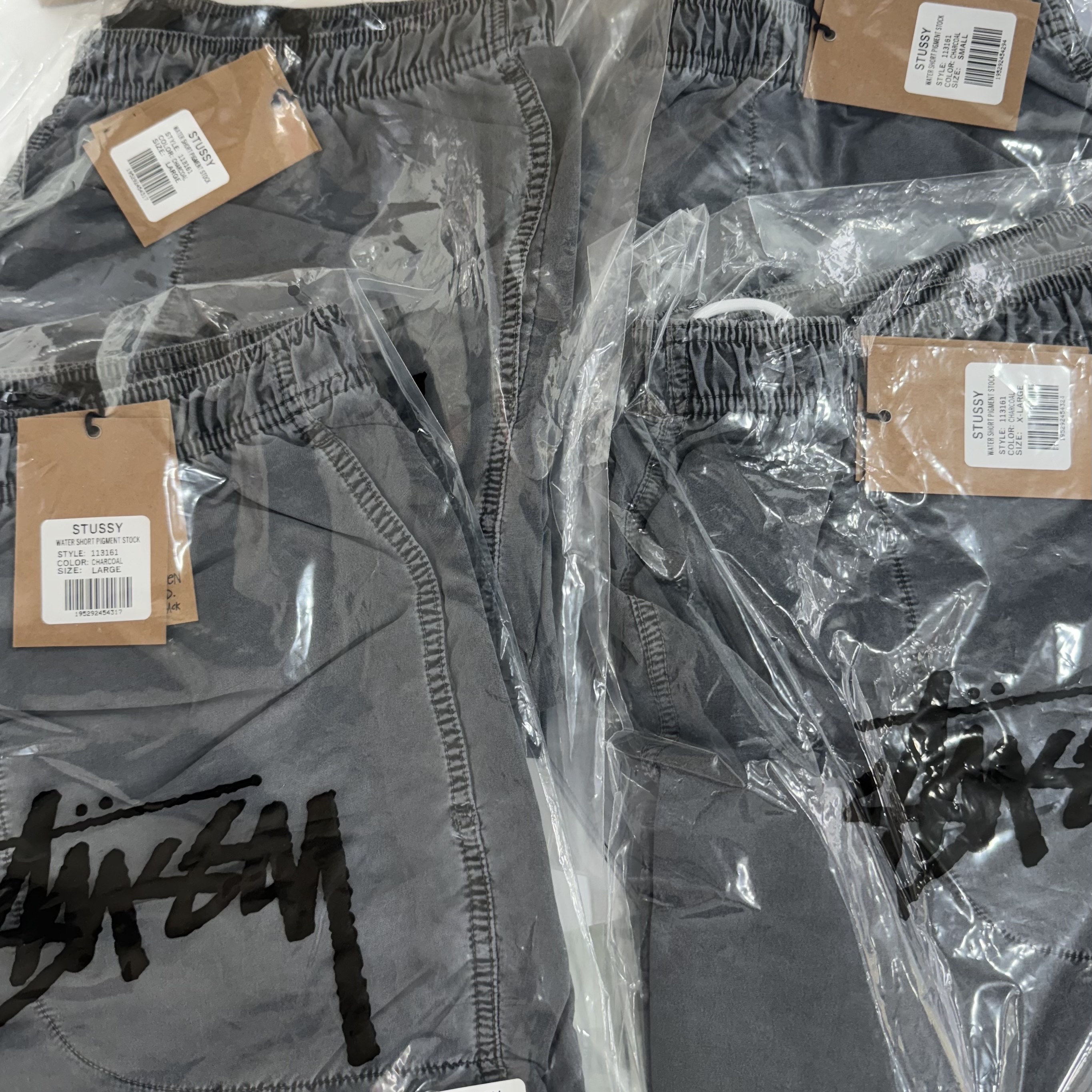 Stussy Stock Water Pigment Short Charcoal 착용 스타일