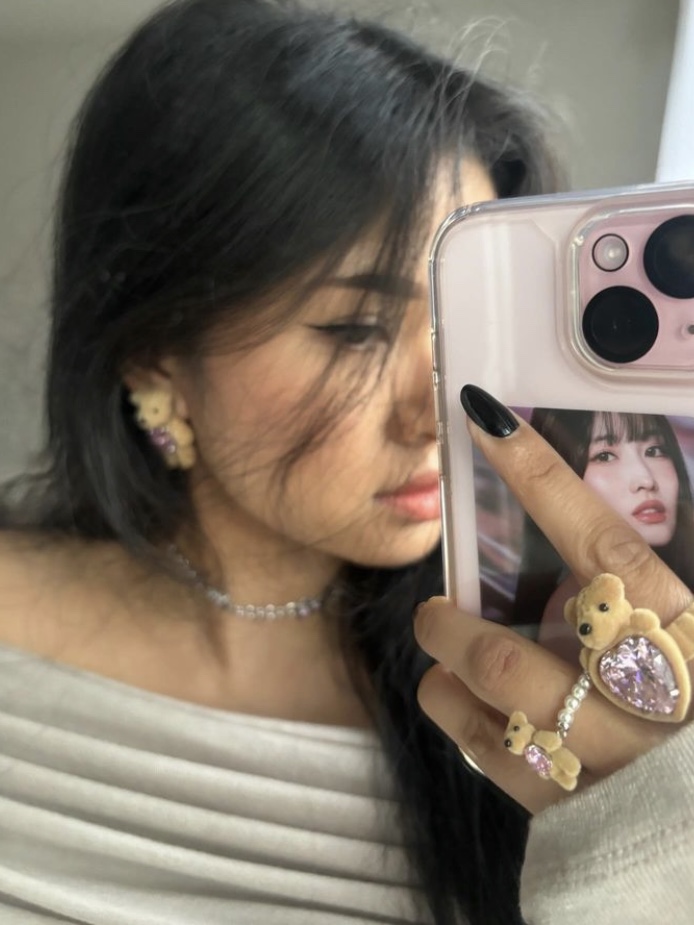 Yvmin Mini Flocked Bear Pearl Ring Pink - 24FW, Yvmin Mini Flocked Bear Band Ring Pink - 24FW 착용 스타일 - 2