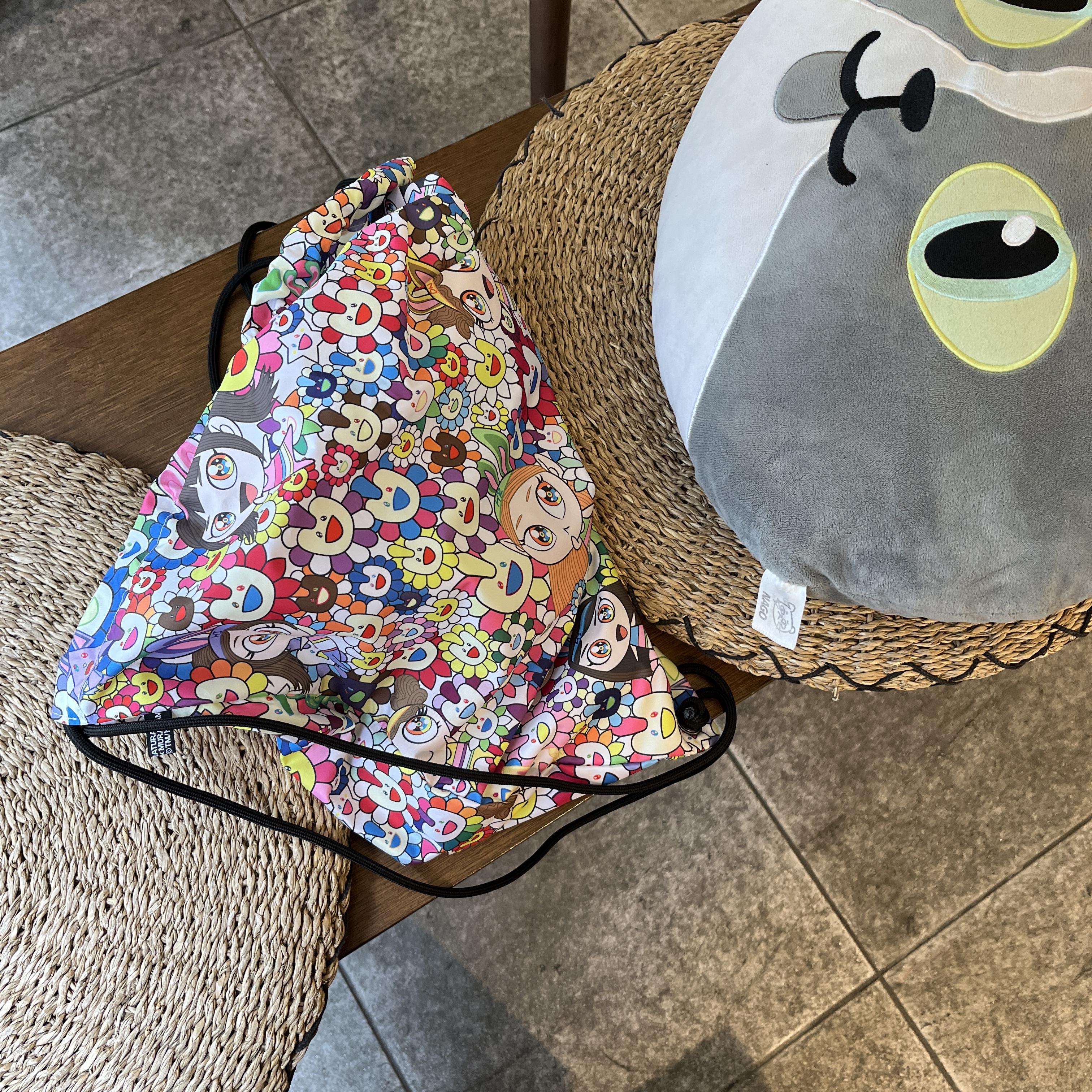 NewJeans Supernatural NJ x Murakami Drawstring Bag Ver. 착용 스타일 - 2