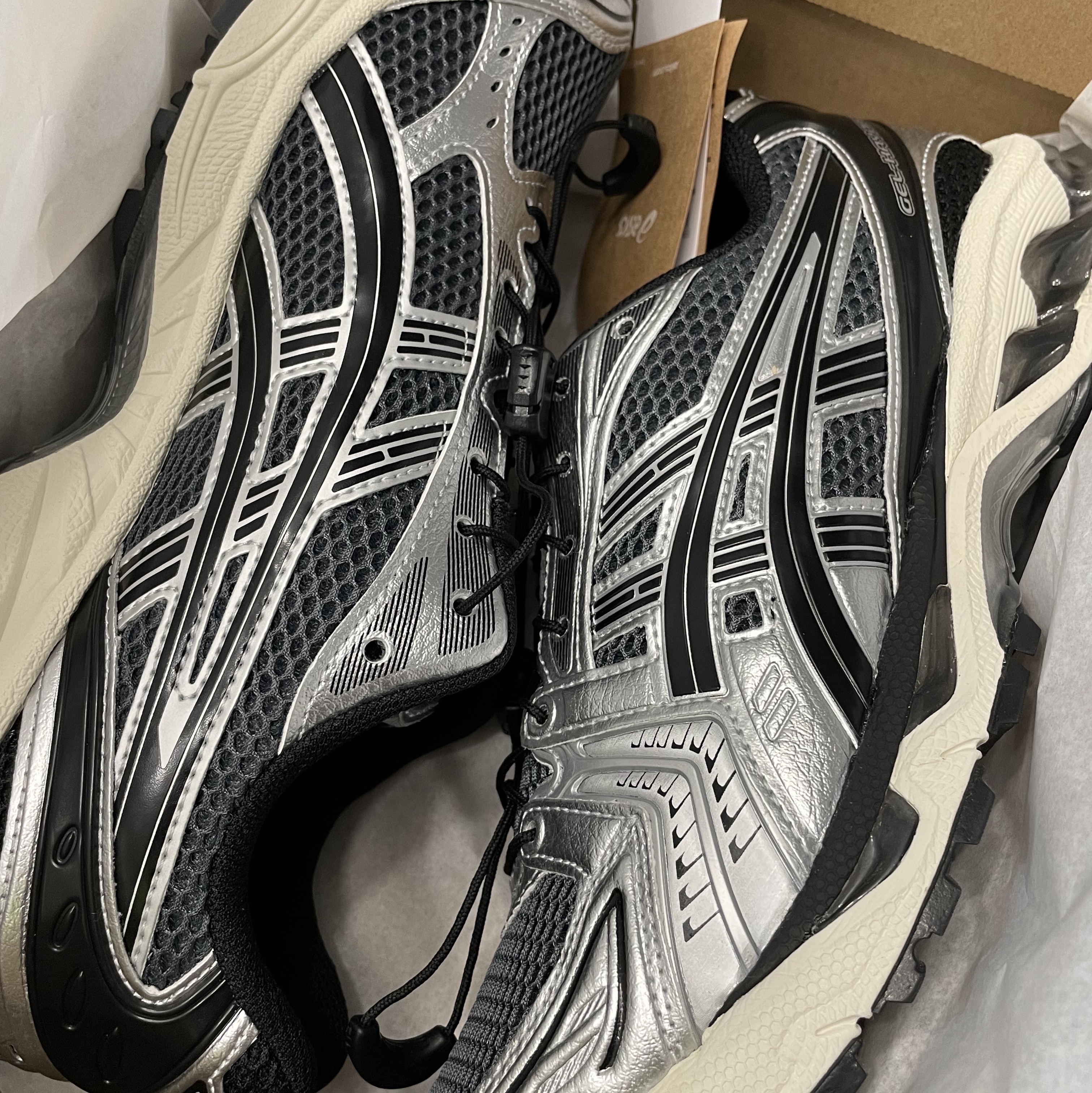 Asics Unlimited Gel-Kayano 14 Carrier Grey Black 착용 스타일
