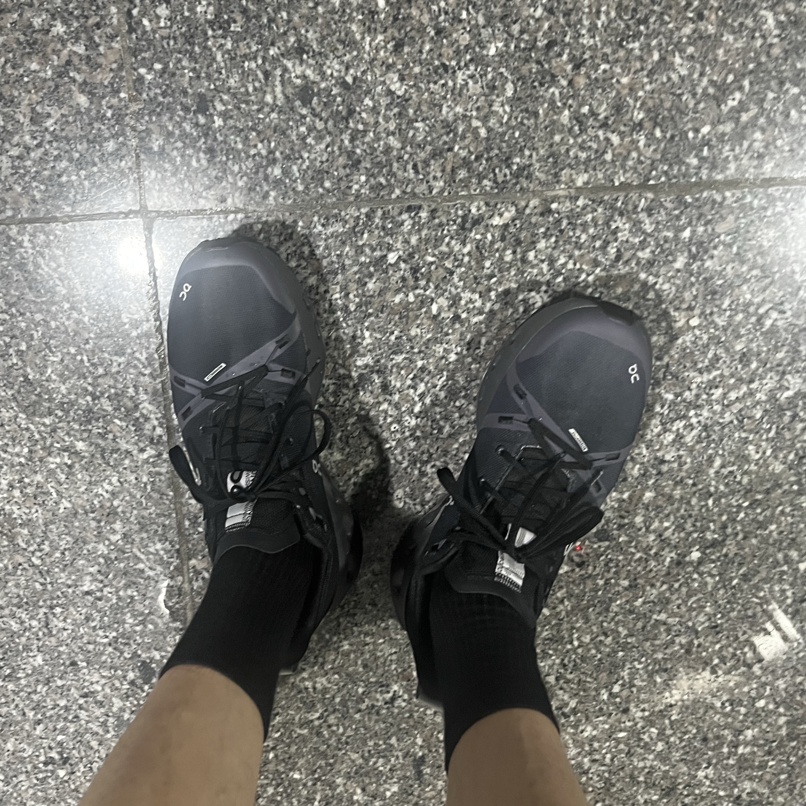 On Running Cloudsurfer Trail Waterproof Black Eclipse 착용 스타일 - 2