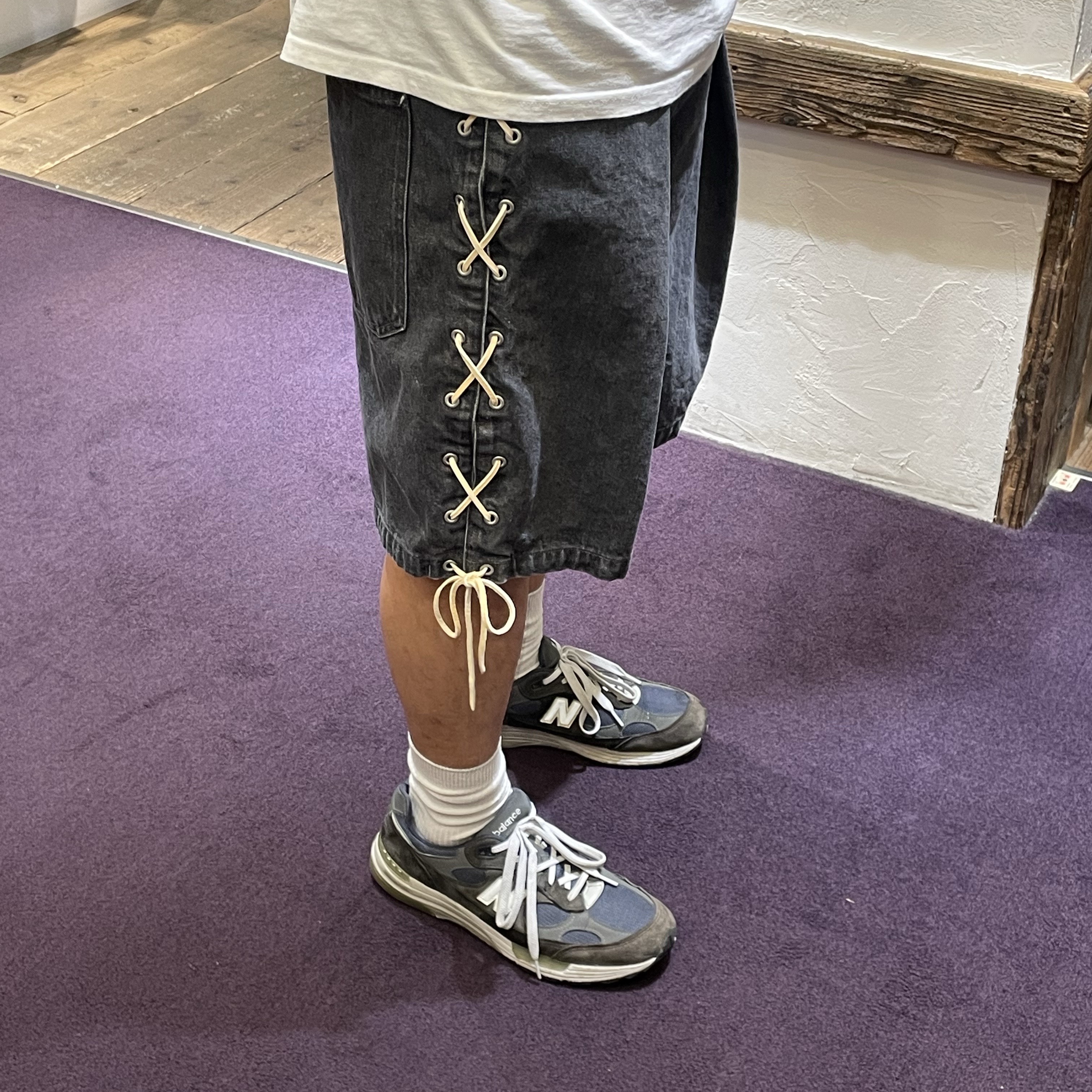 Kapital 14 oz. Black Denim Easy Ranch GO Shorts Black, New Balance 992 Made in USA Navy 착용 스타일 - 1