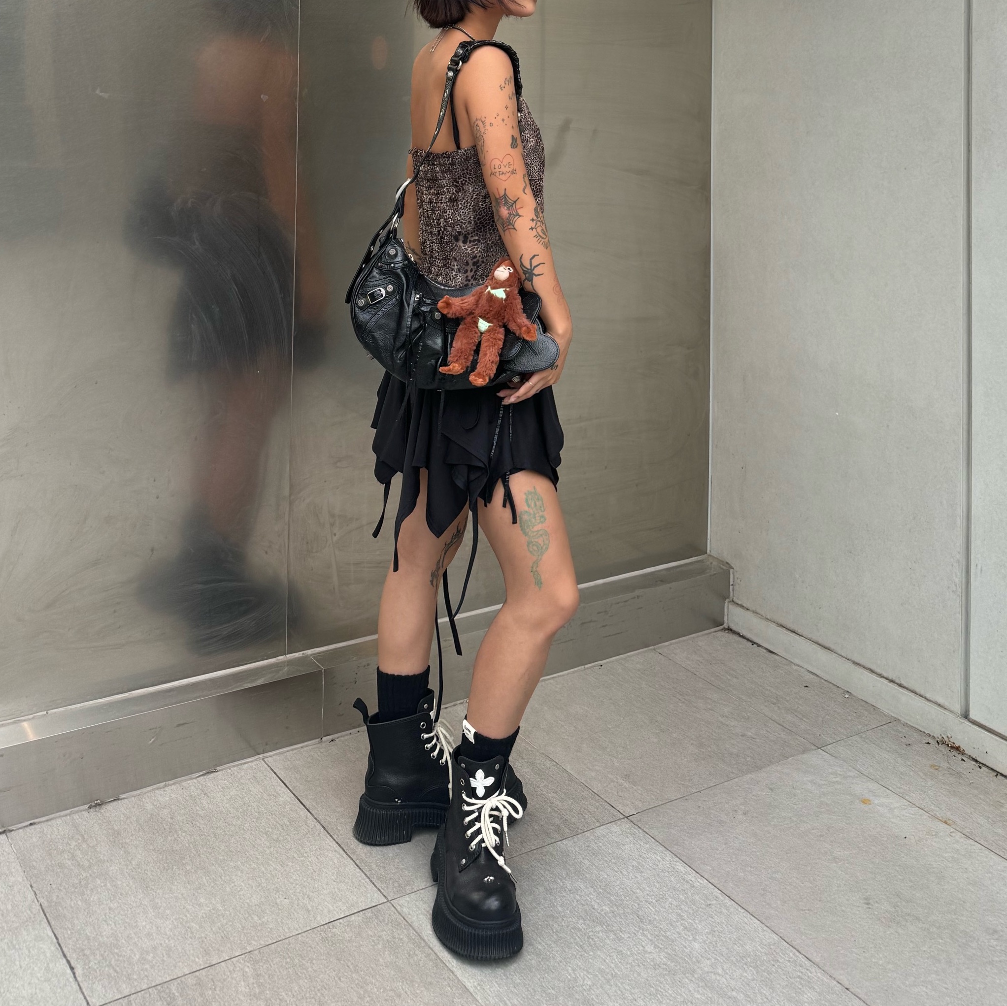 (W) SMFK Compass Classic Desert Boots Black, Balenciaga Le Cagole Small Shoulder Bag Black 착용 스타일 - 1