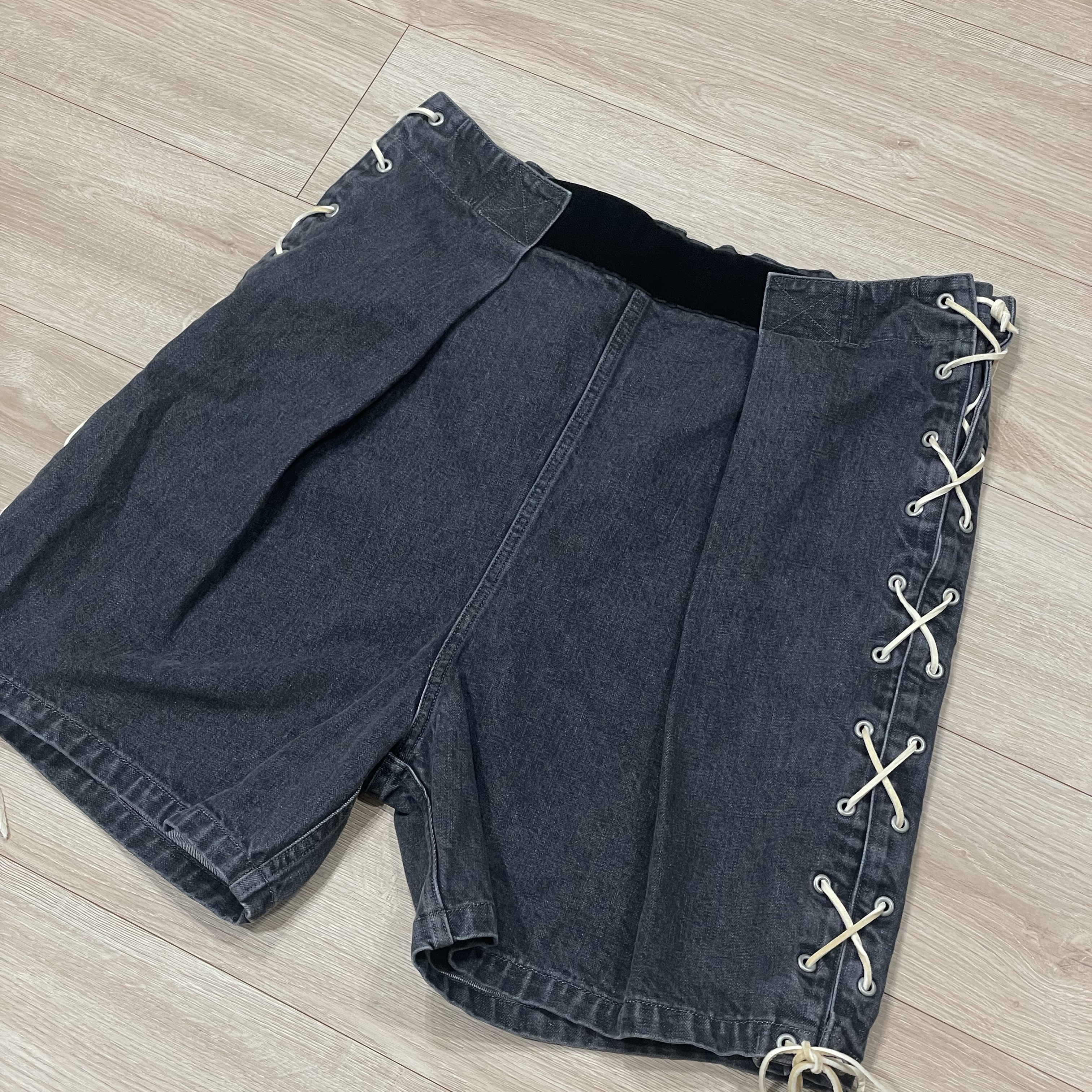 Kapital 14 oz. Black Denim Easy Ranch GO Shorts Black, New Balance 992 Made in USA Navy 착용 스타일 - 3