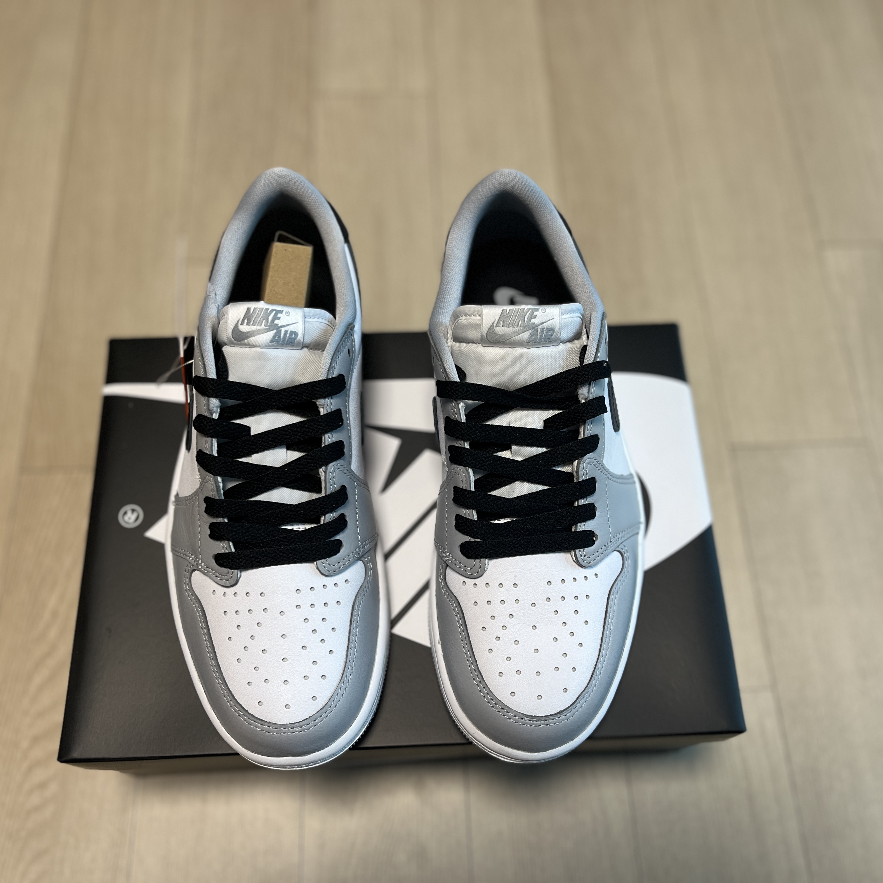 Jordan 1 Retro Low OG Wolf Grey and White 착용 스타일 - 1