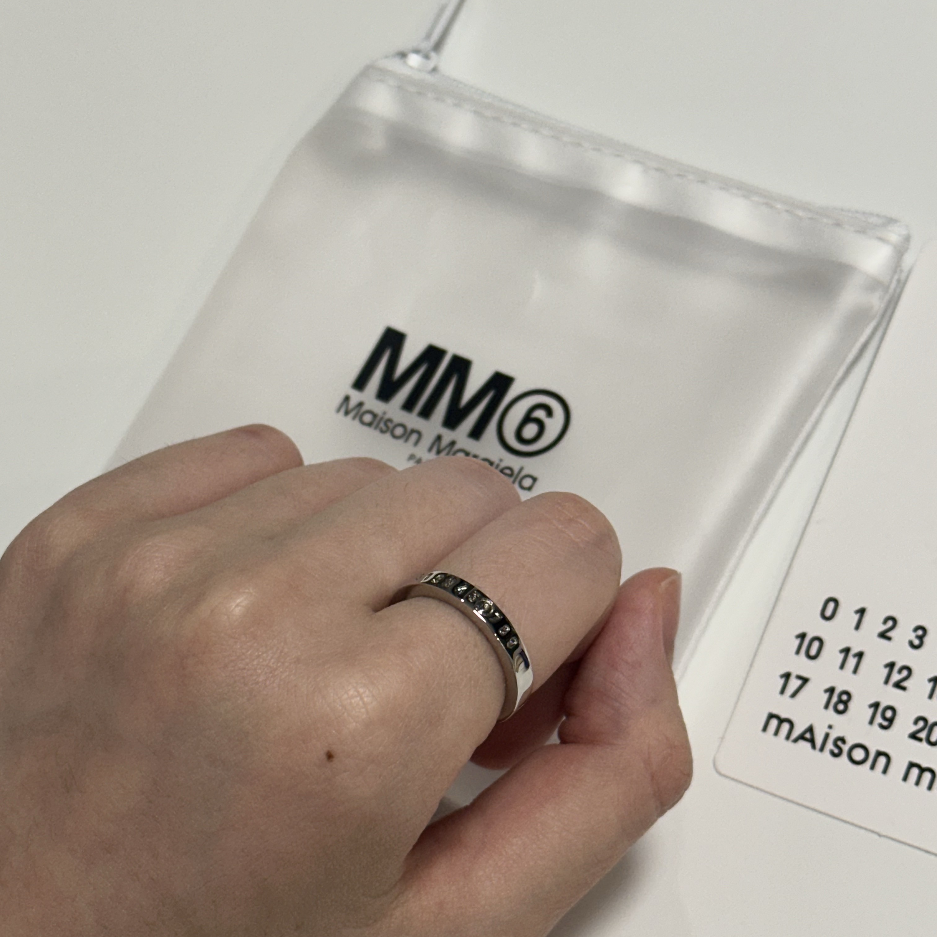 (W) MM6 Maison Margiela Numeric Minimal Signature Ring Silver Palladium 착용 스타일 - 2