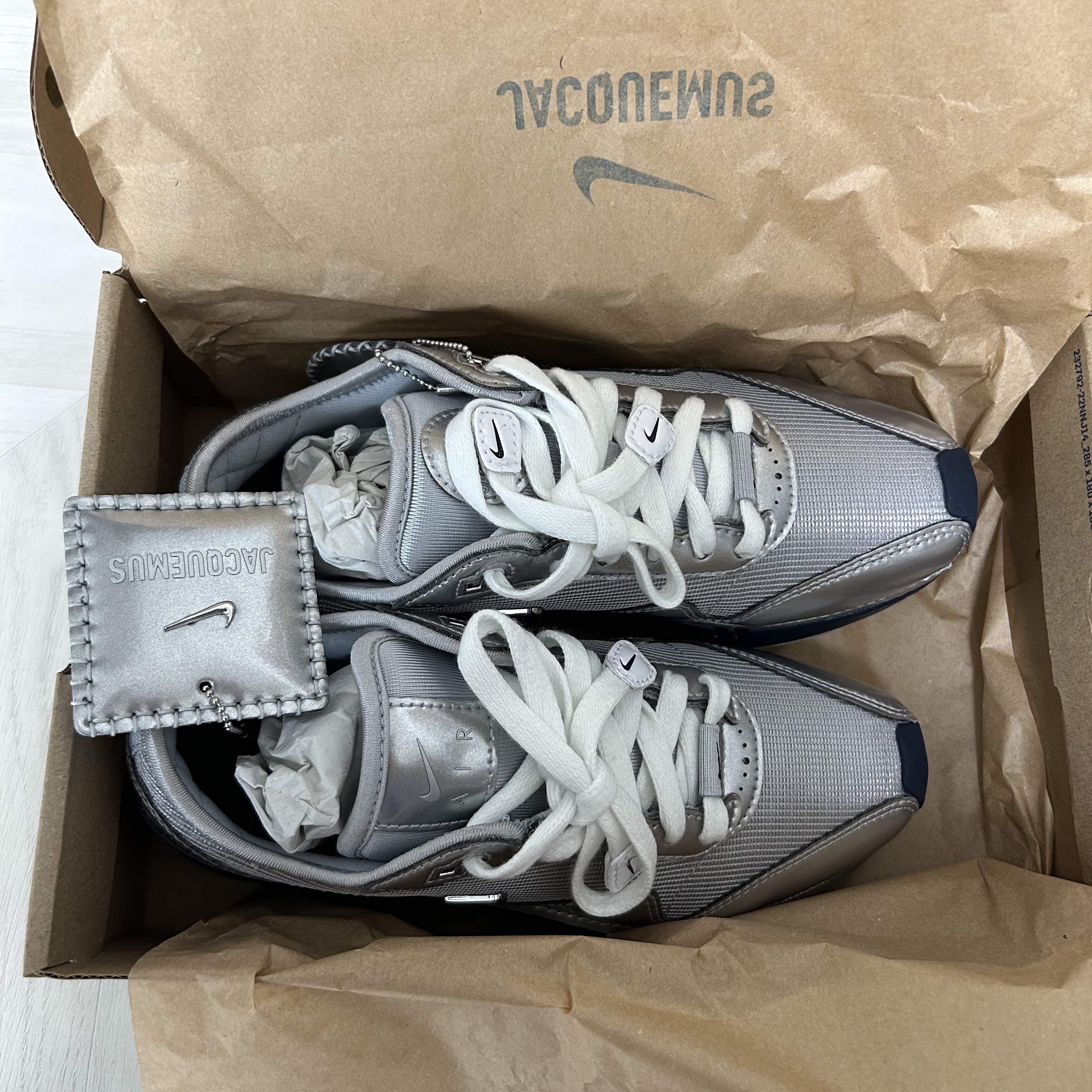 Nike x Jacquemus Air Max 1 '86 Metallic Silver Midnight Navy 착용 스타일 - 3