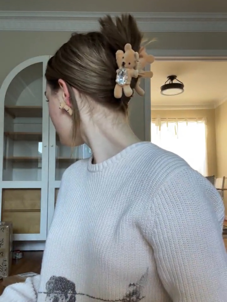 Yvmin Greeting Flocked Bear Hair Clip Brown Left - 24FW 착용 스타일 - 2