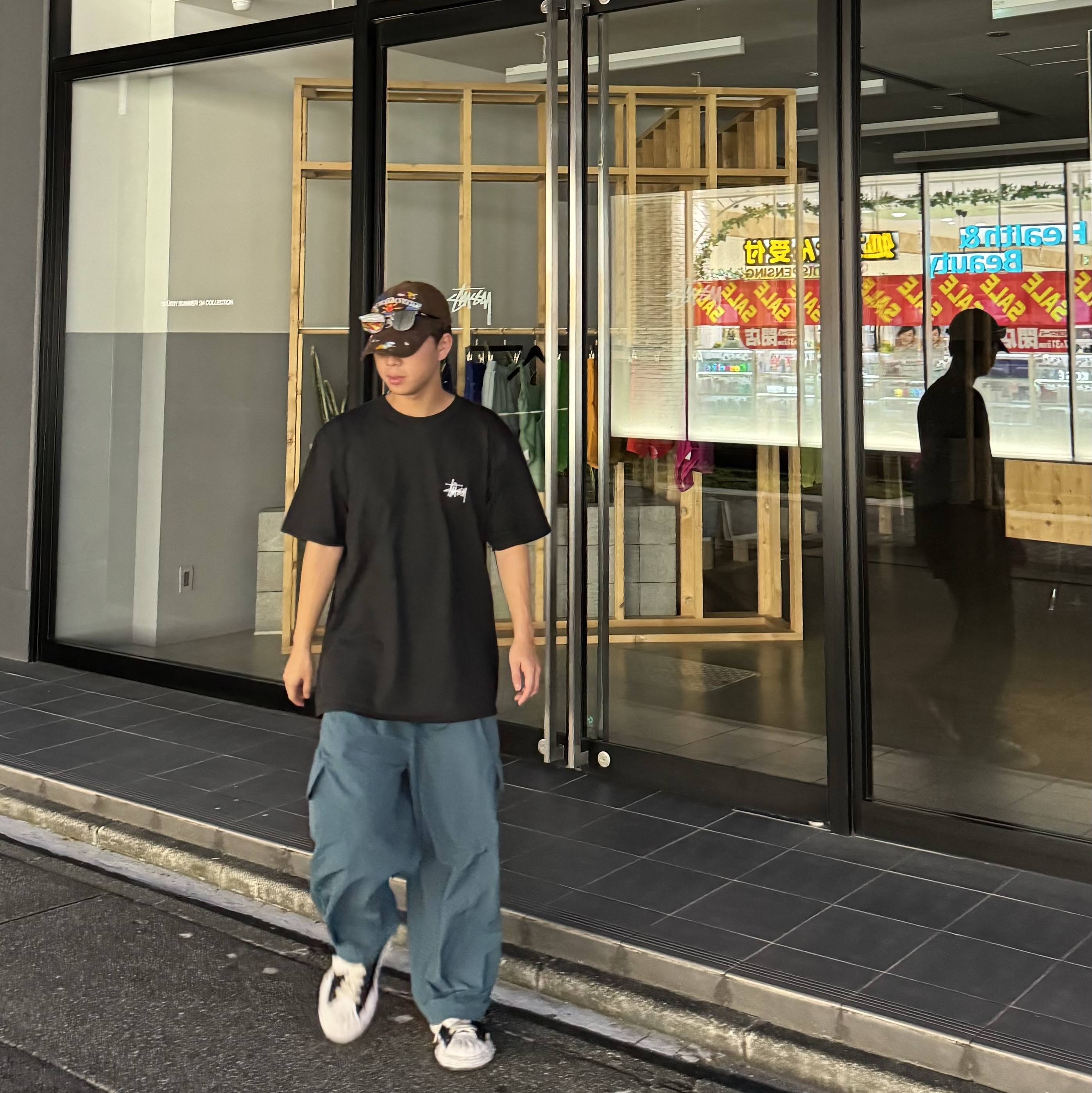 The Museum Visitor x Jon Burgerman Hand Painted Pizza & Poch Corduroy Ball Cap Brown, Stussy Basic Stussy T-Shirt Black 2024, 2025 착용 스타일