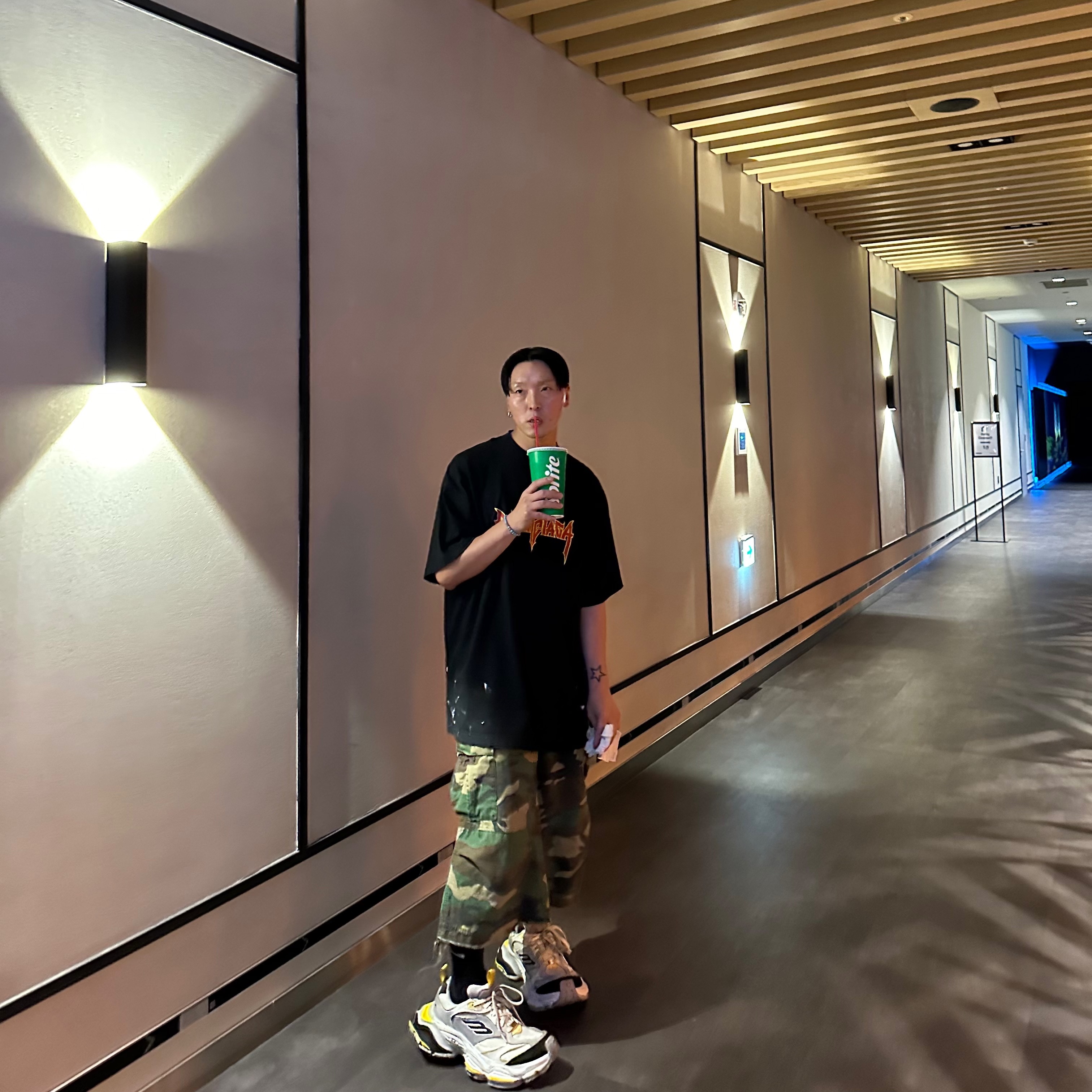 Balenciaga Cargo Sneakers White Grey 착용 스타일 - 2