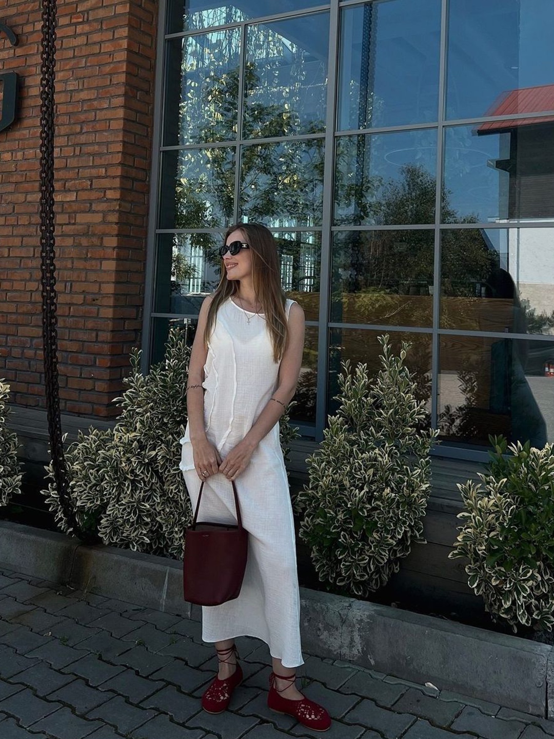 The Row Medium N/S Park Tote Bag in Leather Marine, The Row Small N/S Park Tote in Grained Calfskin Leather White 착용 스타일 - 5