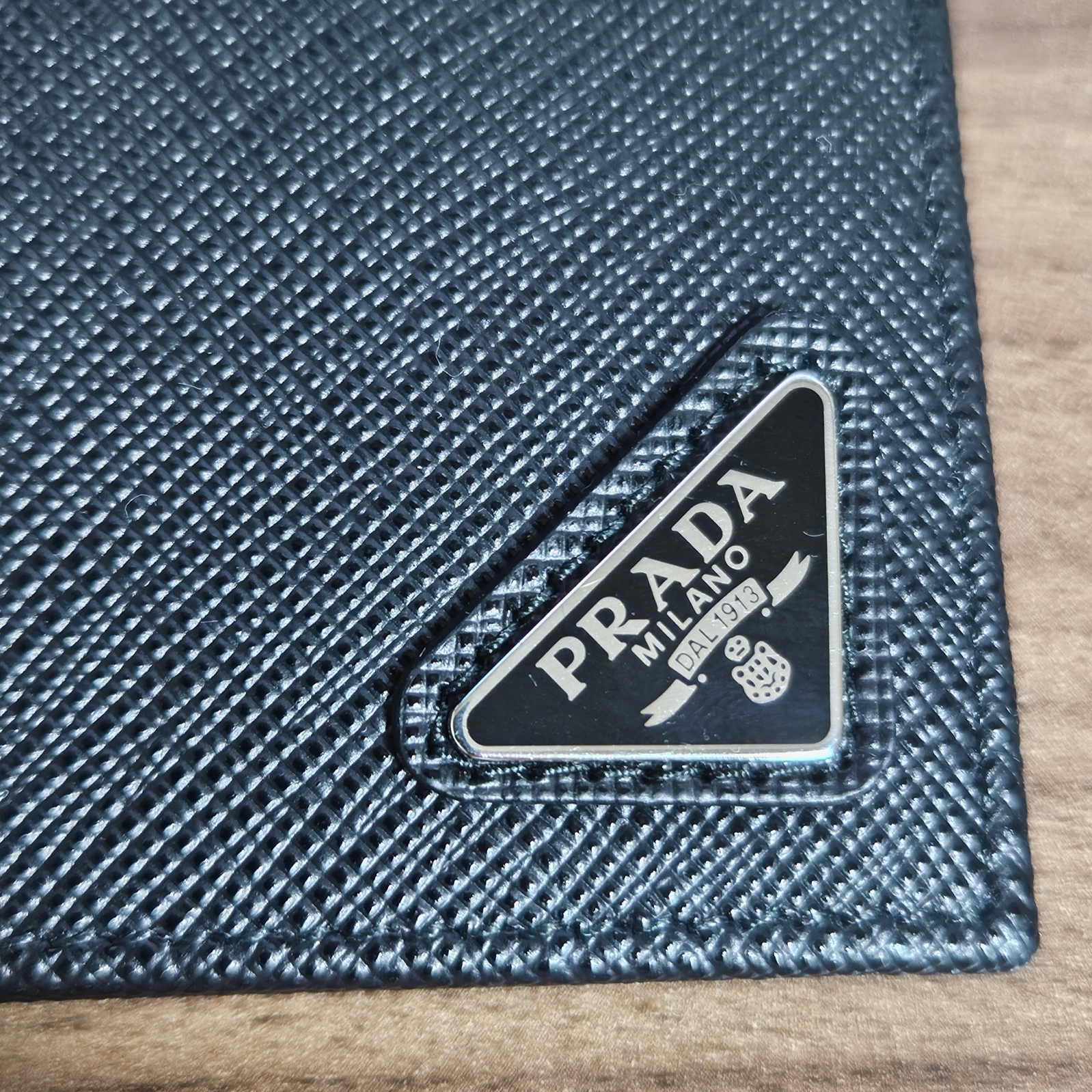Prada Saffiano Leather Wallet Black 착용 스타일