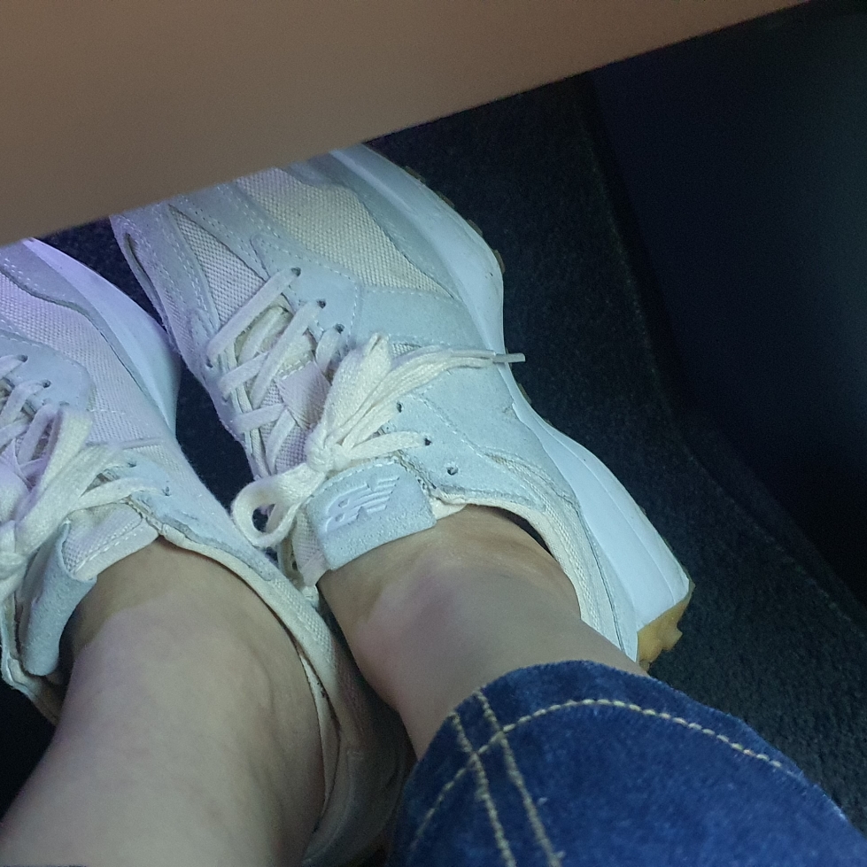 (W) New Balance 327 Undyed White Pale Blue 착용 스타일