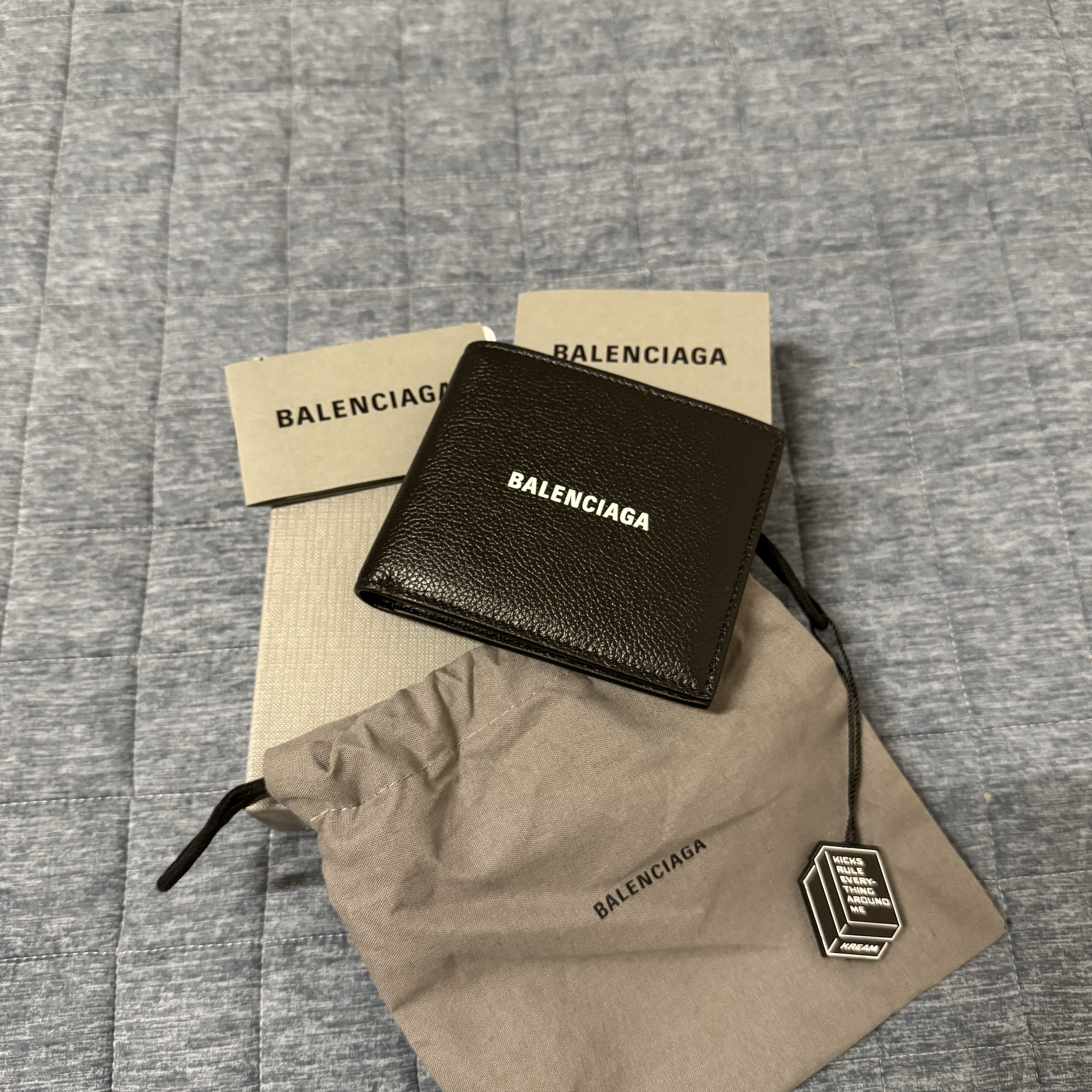 Balenciaga Cash Square Folded Wallet Black 착용 스타일