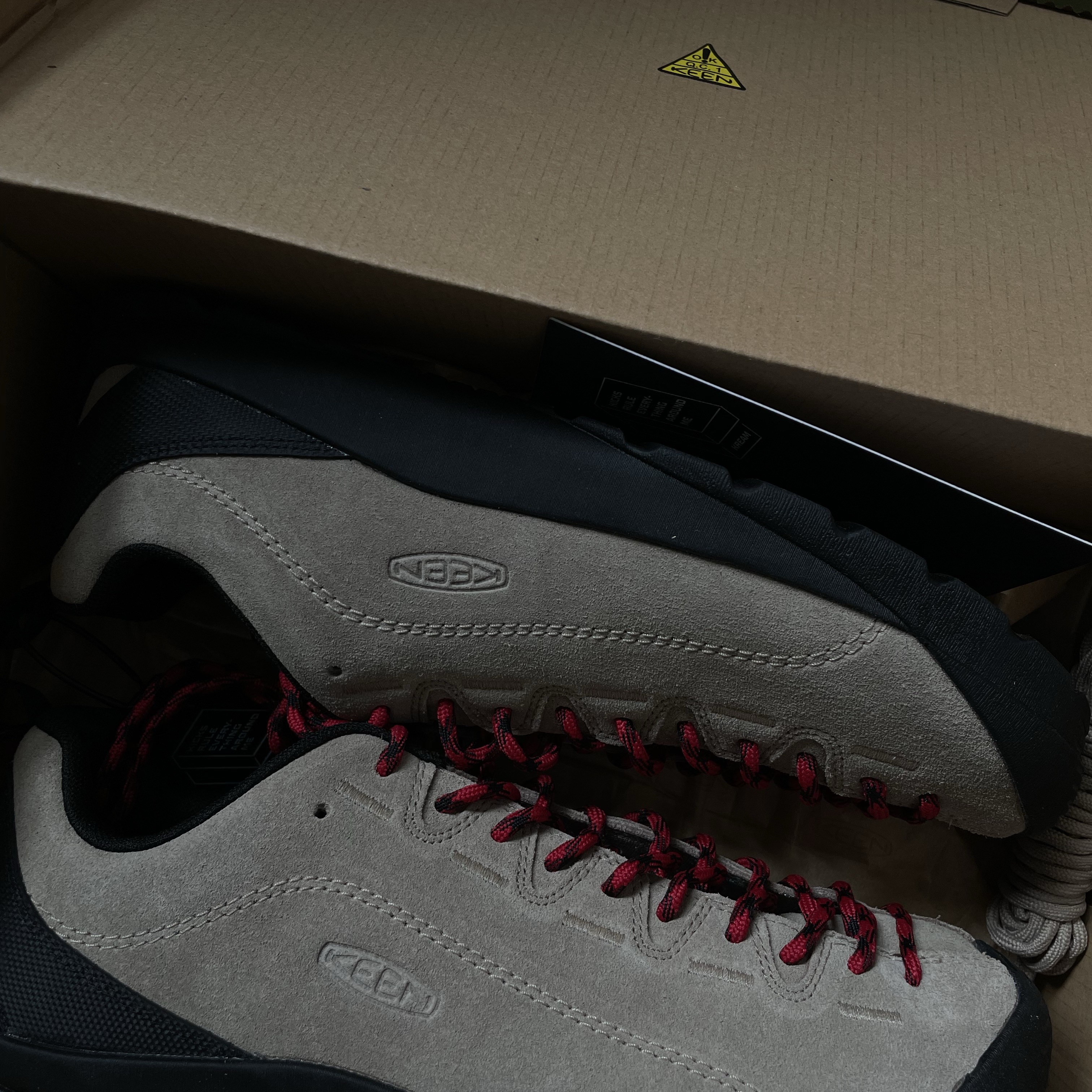 Keen Jasper Suede Sneakers Silver Mink 착용 스타일