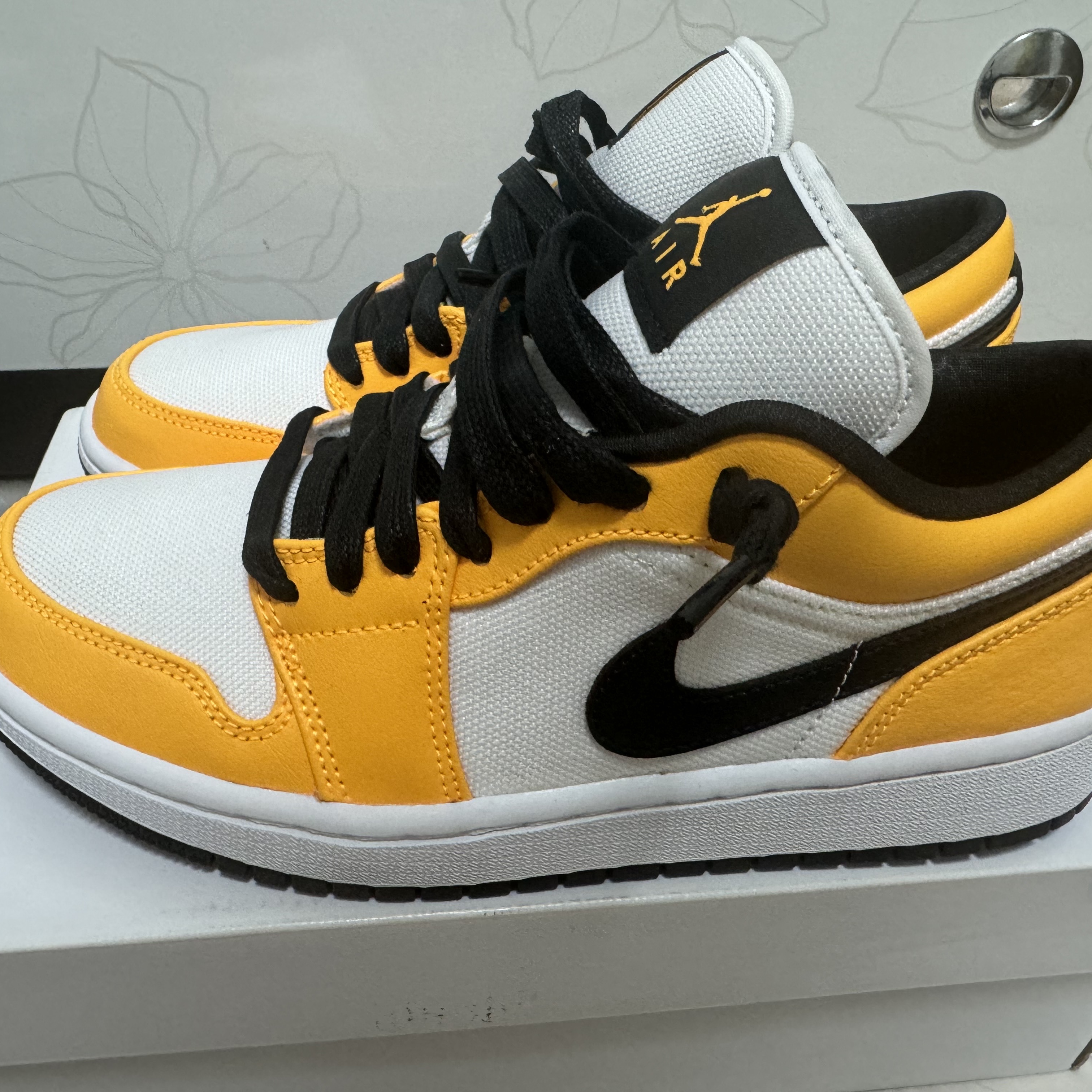 (W) Jordan 1 Low SE Laser Orange 착용 스타일 - 1
