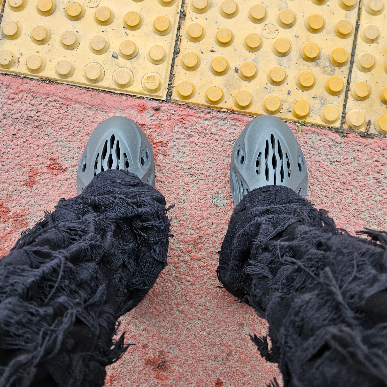 Adidas Yeezy Foam RNNR Carbon 착용 스타일 - 1
