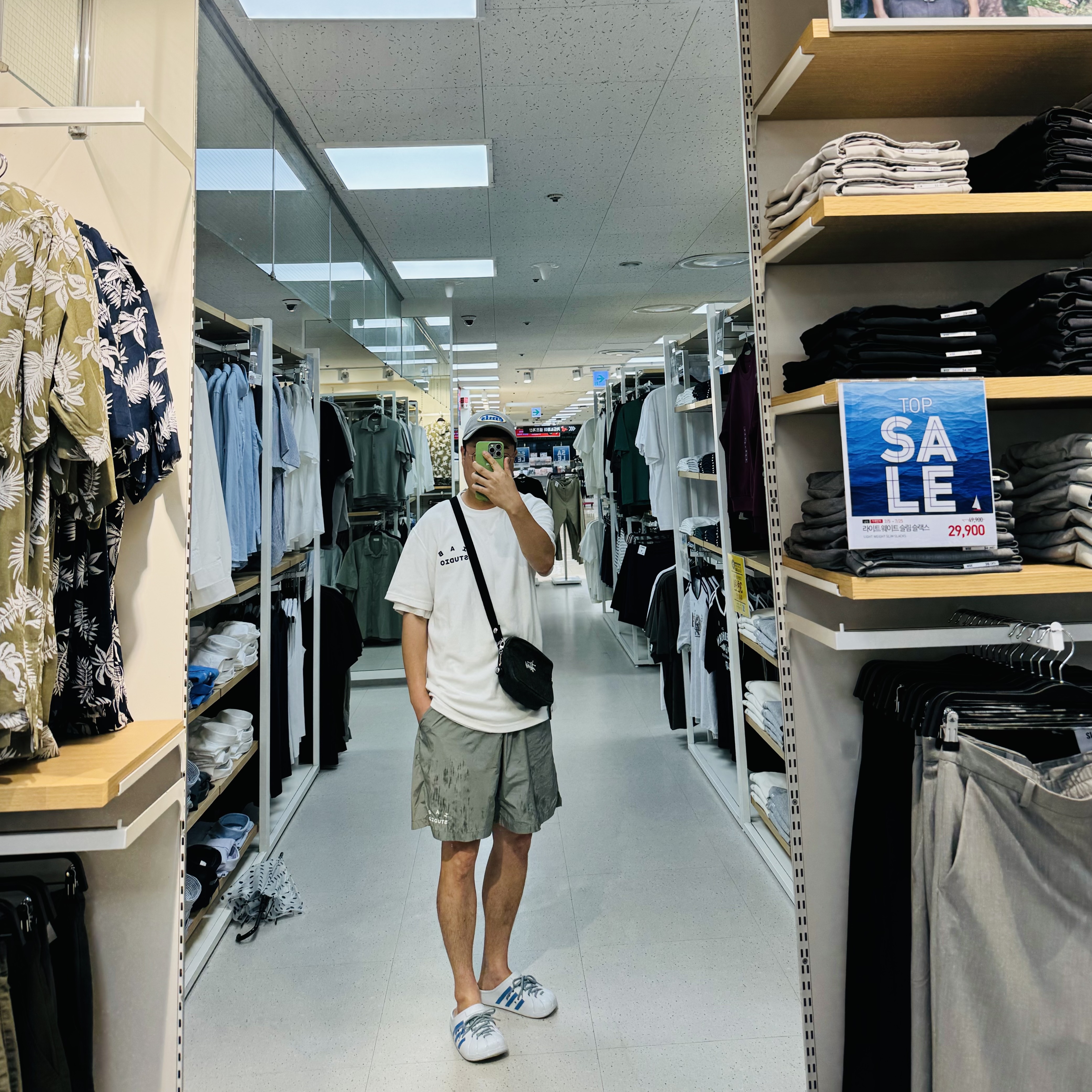 Emis Wappen Ball Cap Gray, IAB Studio T-Shirt White 착용 스타일 - 1