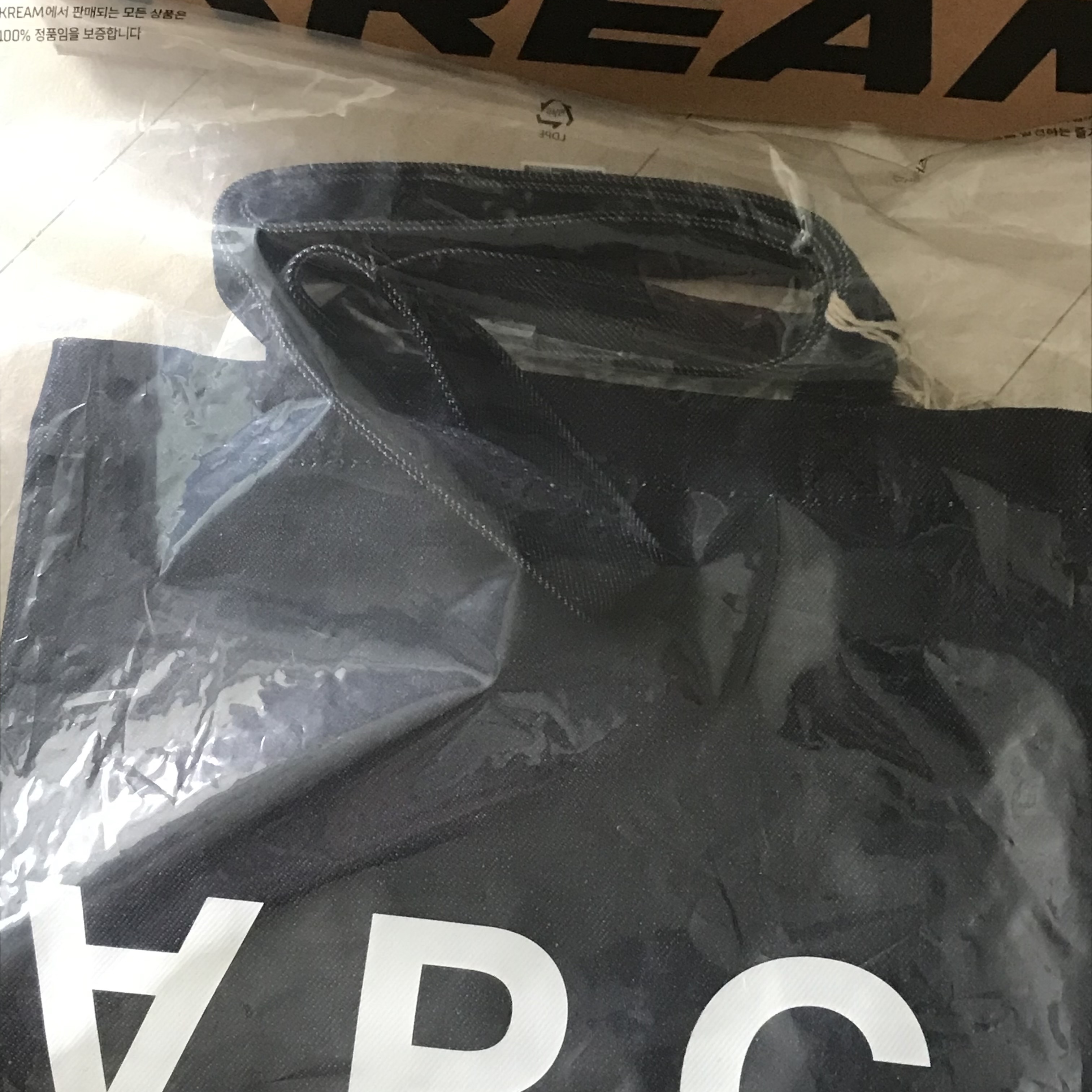 A.P.C. Laure Tote Bag Blue 착용 스타일