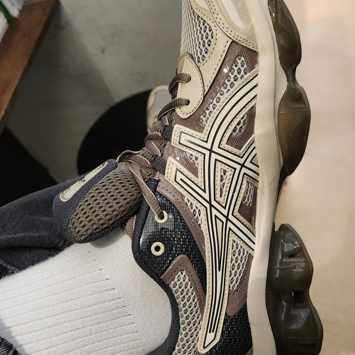 Asics Gel-Quantum Kinetic Birch Dark Taupe 착용 스타일