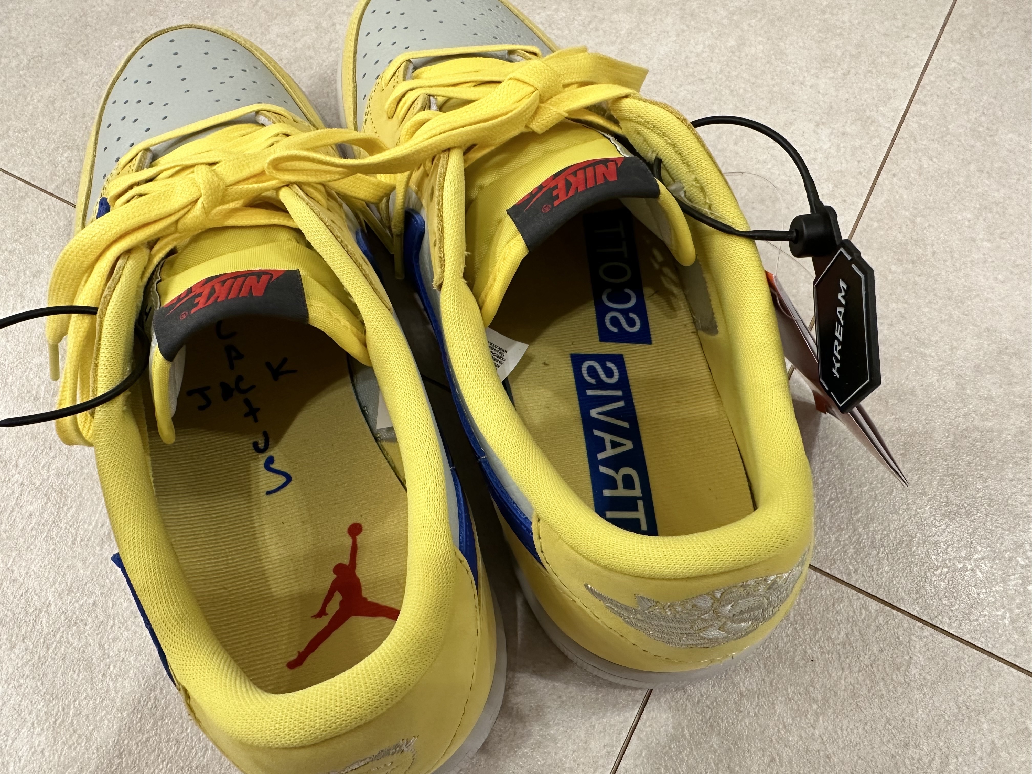 (W) Jordan 1 x Travis Scott Retro Low OG SP Canary 착용 스타일 - 3