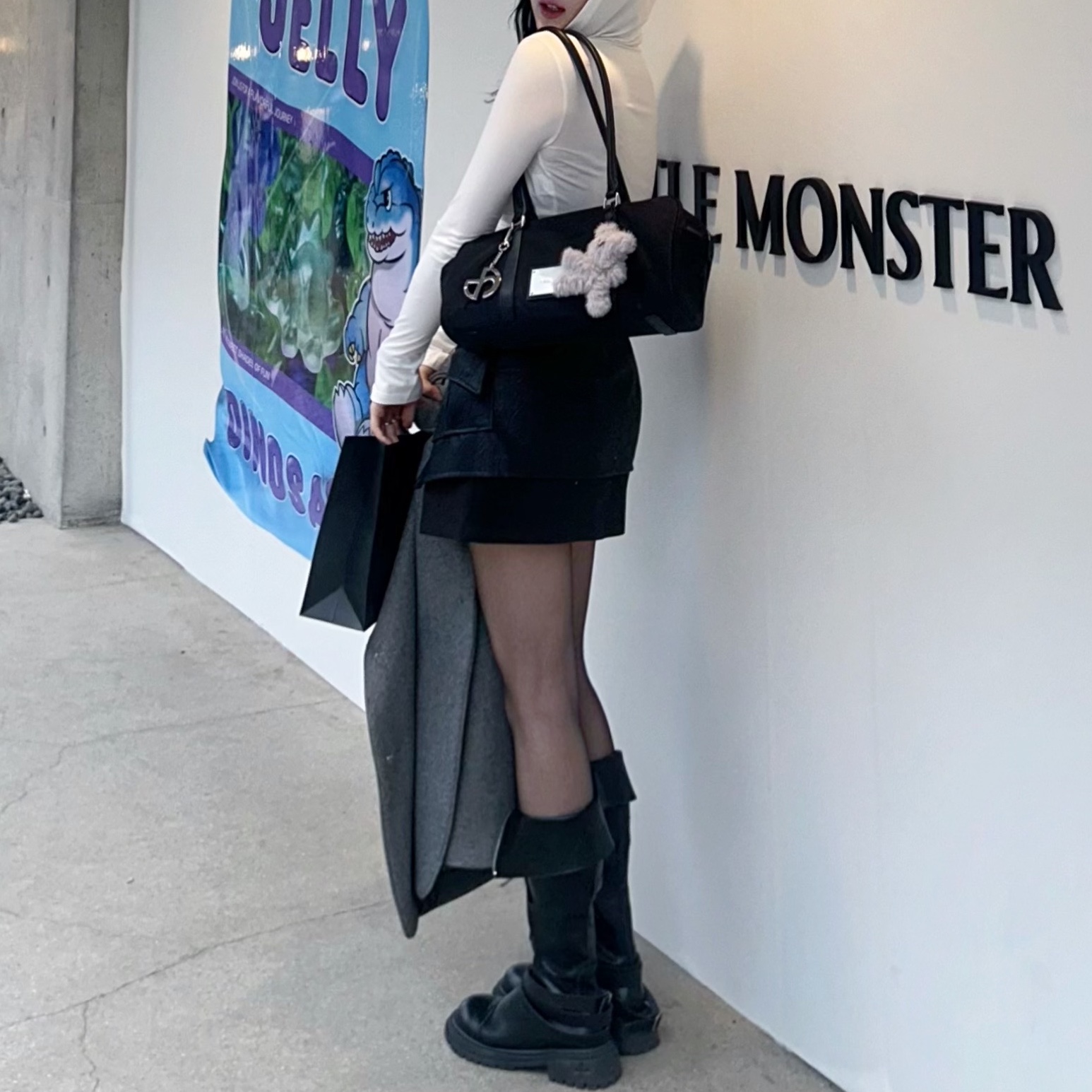 Matin Kim Sporty Tote Bag Black 착용 스타일 - 1