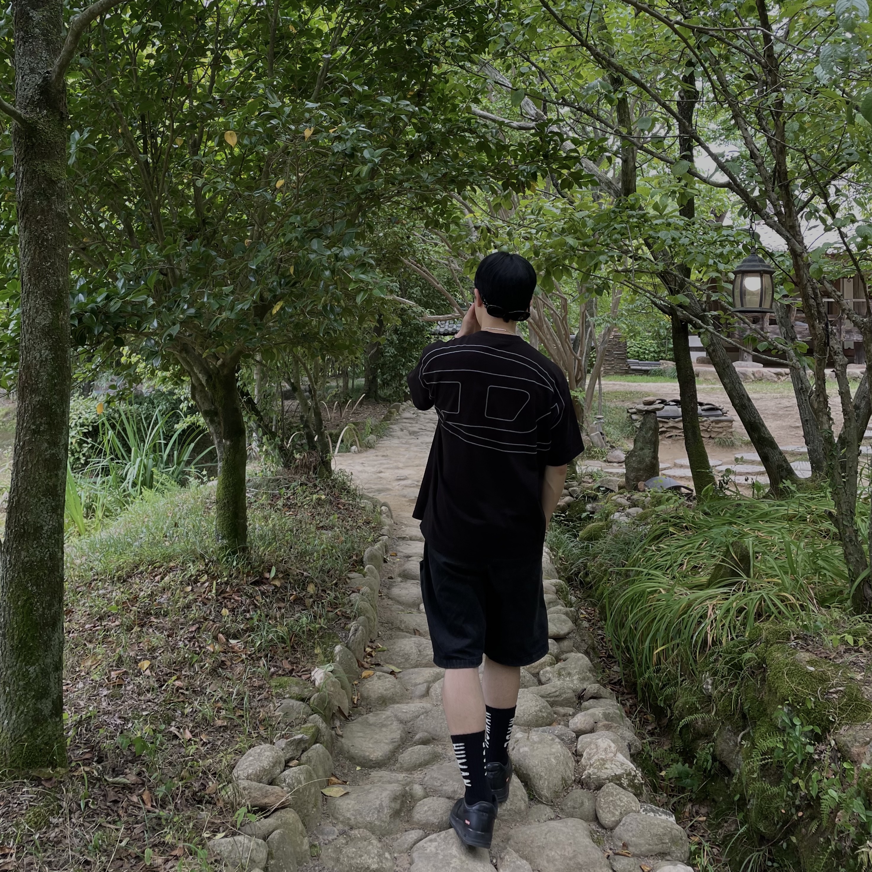 Diesel T-Boggy-Megoval Back Maxi D Logo T-Shirt Black, Human Made HM Logo Socks Black 착용 스타일 - 2